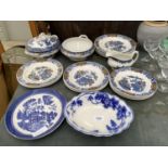 A QUANTITY OF CERAMICS TO INCLUDE LIDDED SERVING DISH, PLATES ETC
