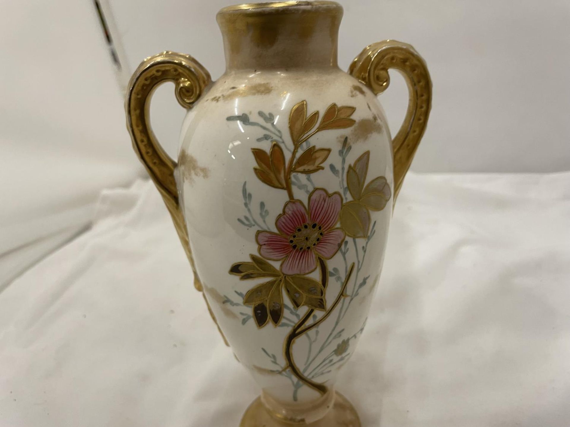 A ROYAL BONN AUSTRIAN VASE BY FRANZ ANTON MEHLEM IN BLUSH IVORY WITH FLORAL AND GILT DECORATION - Image 6 of 6