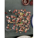 A LARGE COLLECTION OF MANCHESTER UNITED PIN BADGES