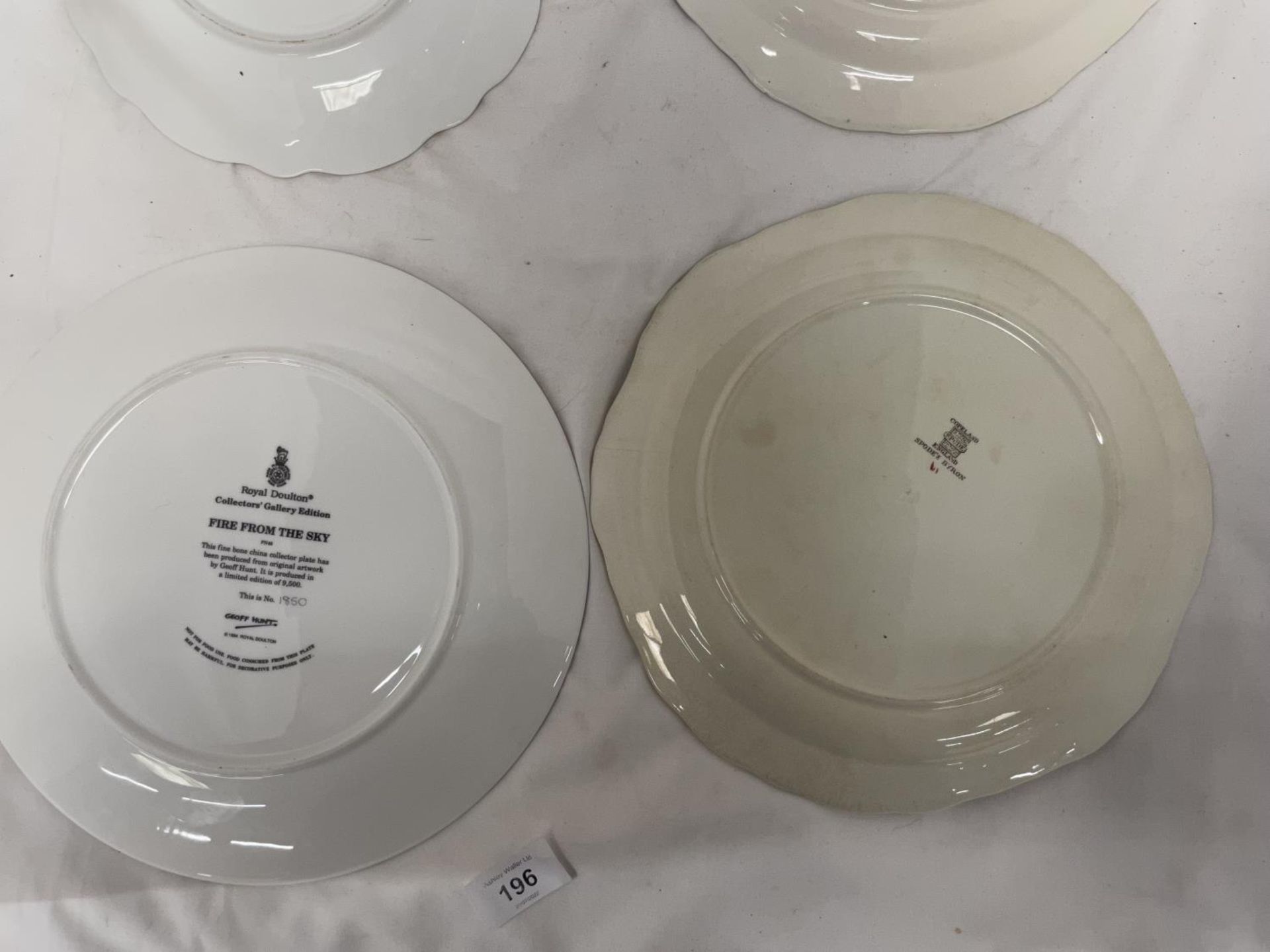 FOUR CABINET PLATES TO INCLUDE AYNSLEY 'ORCHARD GOLD', ROYAL DOULTON 'FIRE FROM THE SKY' AND TWO - Image 4 of 5