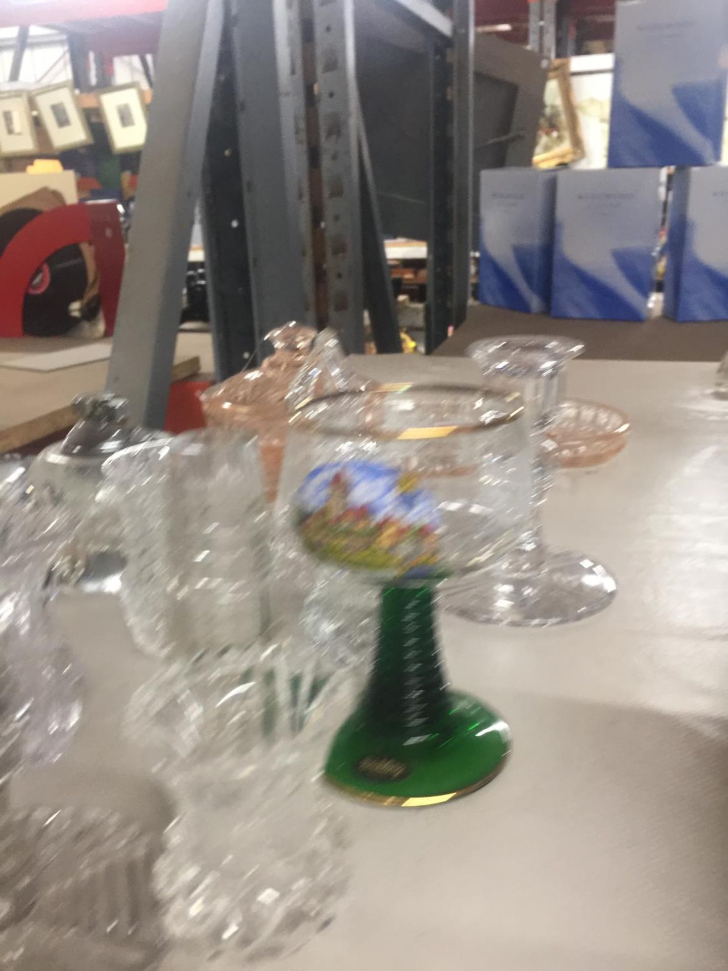 A QUANTITY OF GLASSWARE TO INCLUDE CANDLESTICKS, A GREEN STEMMED MOSELLE GLASS, SMALL VASES, GLASS - Image 4 of 7