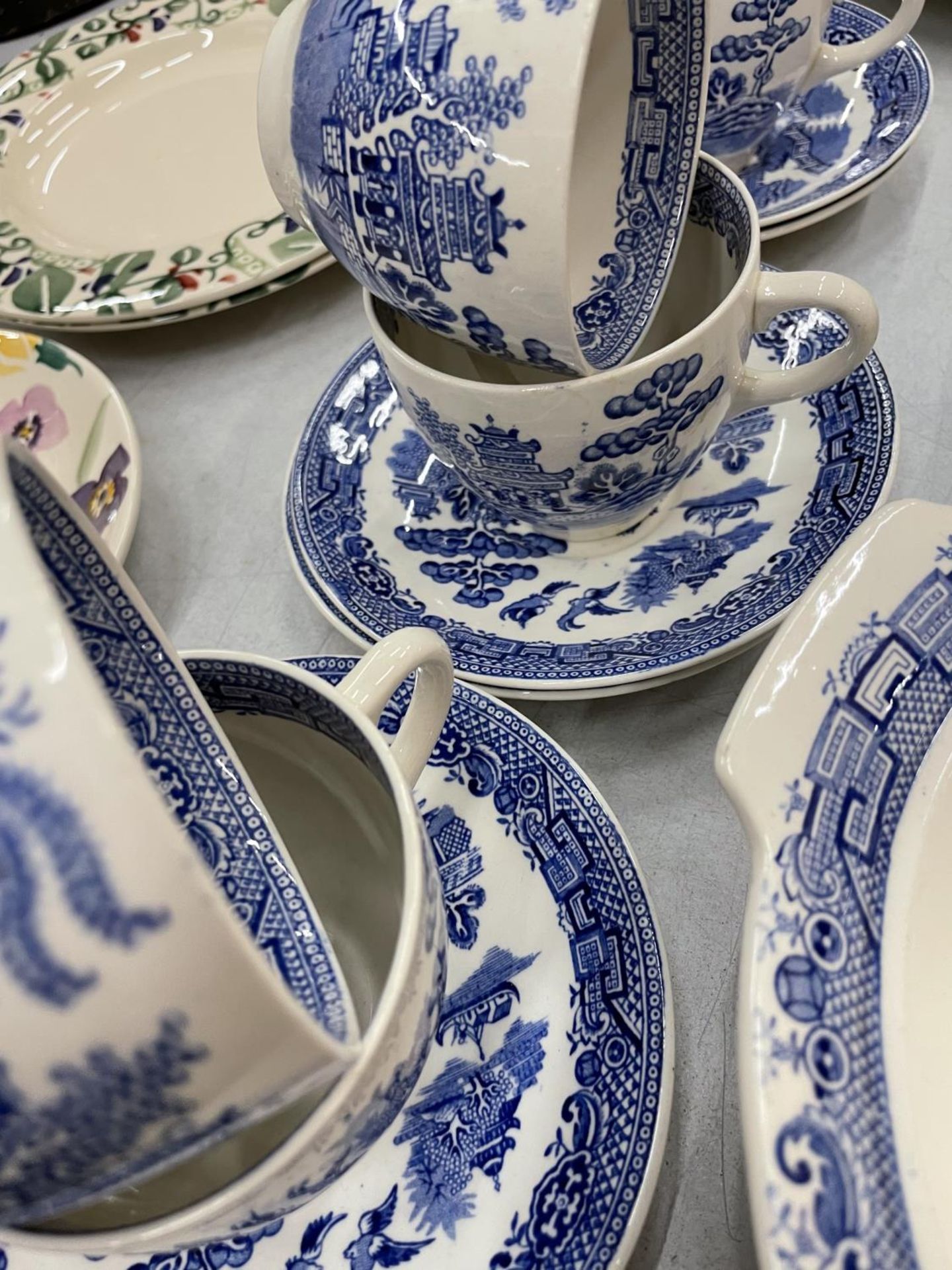 A QUANTITY OF EMPIRE 'OLD WILLOW' PATTERN TO INCLUDE CUPS, SAUCERS, BOWLS, SERVING PLATE SAUCE JUGS, - Image 2 of 6