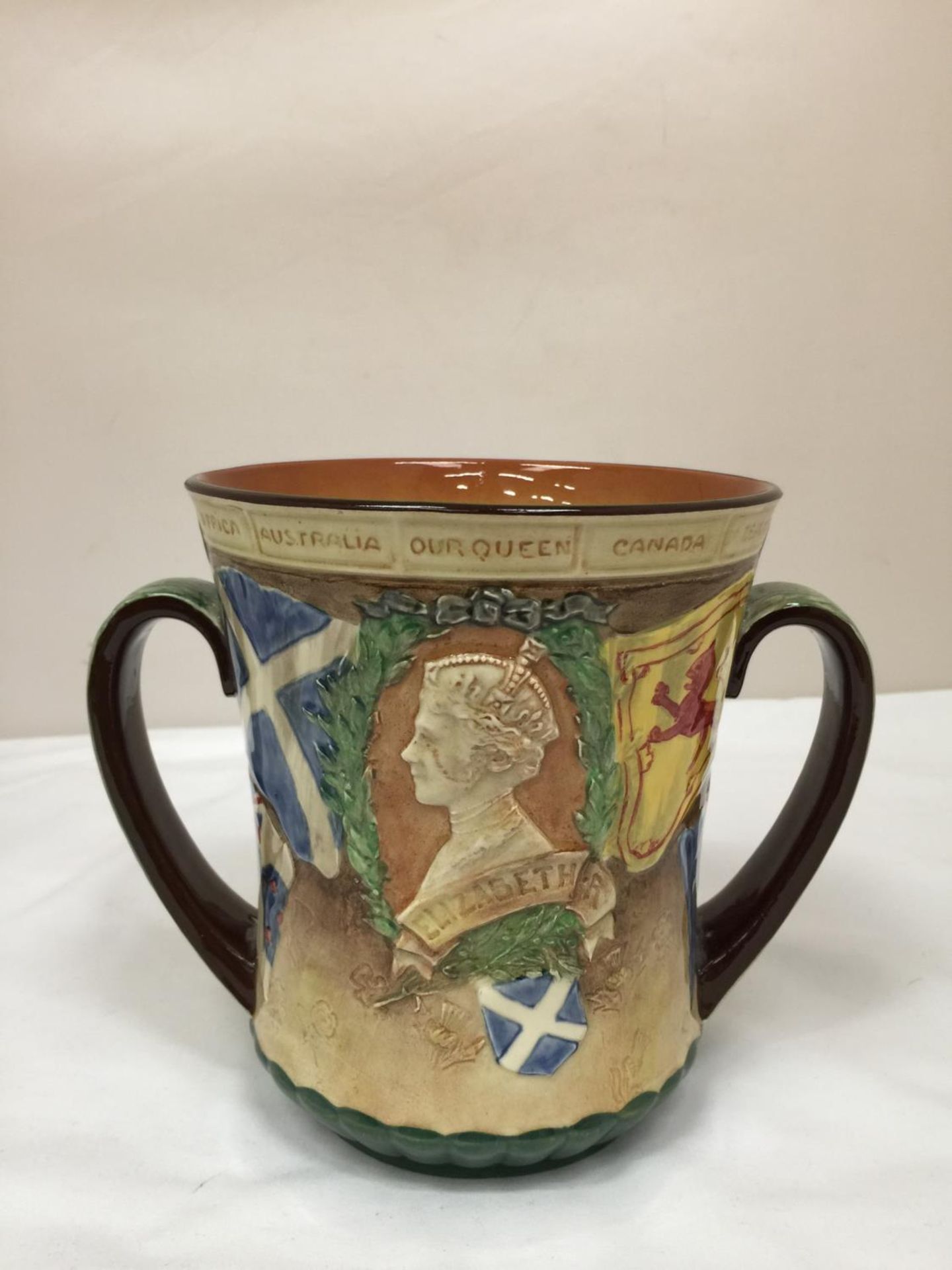 A ROYAL DOULTON TWO HANDLED LOVING CUP - TO COMMEMORATE THE CORONATION OF GEORGE V1 AND - Image 3 of 7