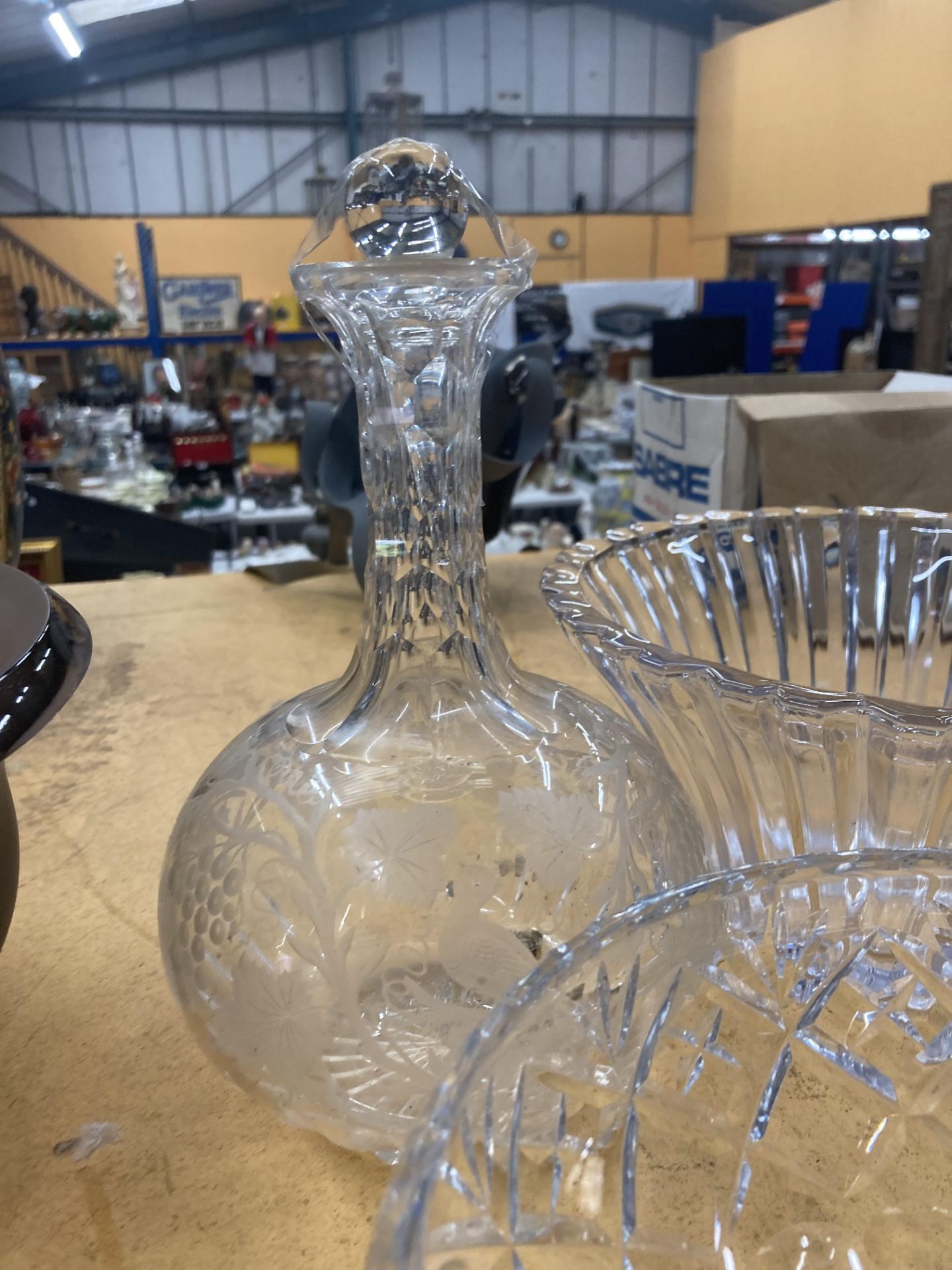 A QUANTITY OF LEAD CUT CRYSTAL GLASS TO INCLUDE DECANTERS, BOWLS AND A BASKET - Image 8 of 15