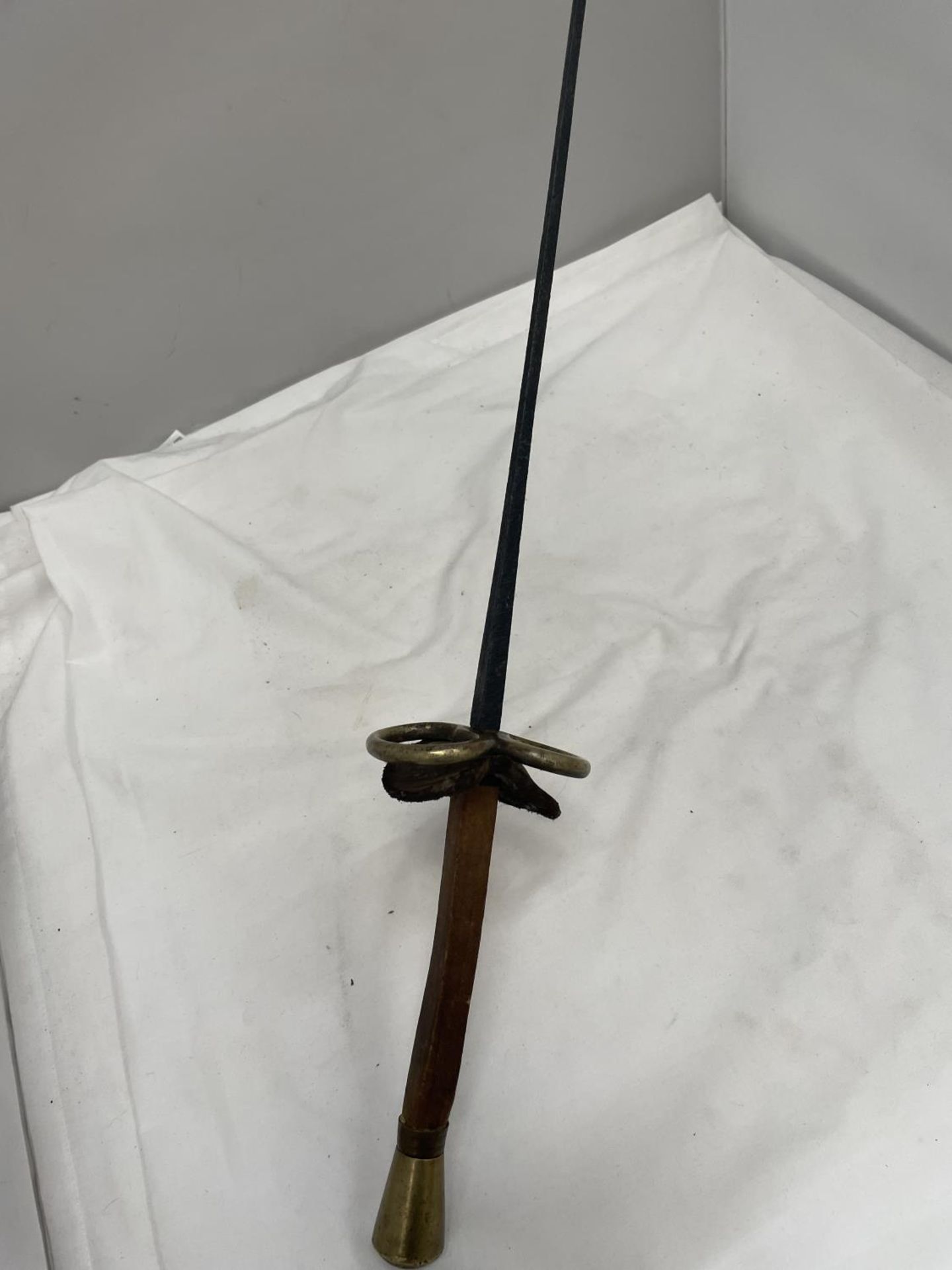 A VINTAGE RAPIER SWORD LENGTH APPROX 89CM AND A HAND CARVED AFRICAN WEAPON LENGTH 59CM - Image 5 of 7