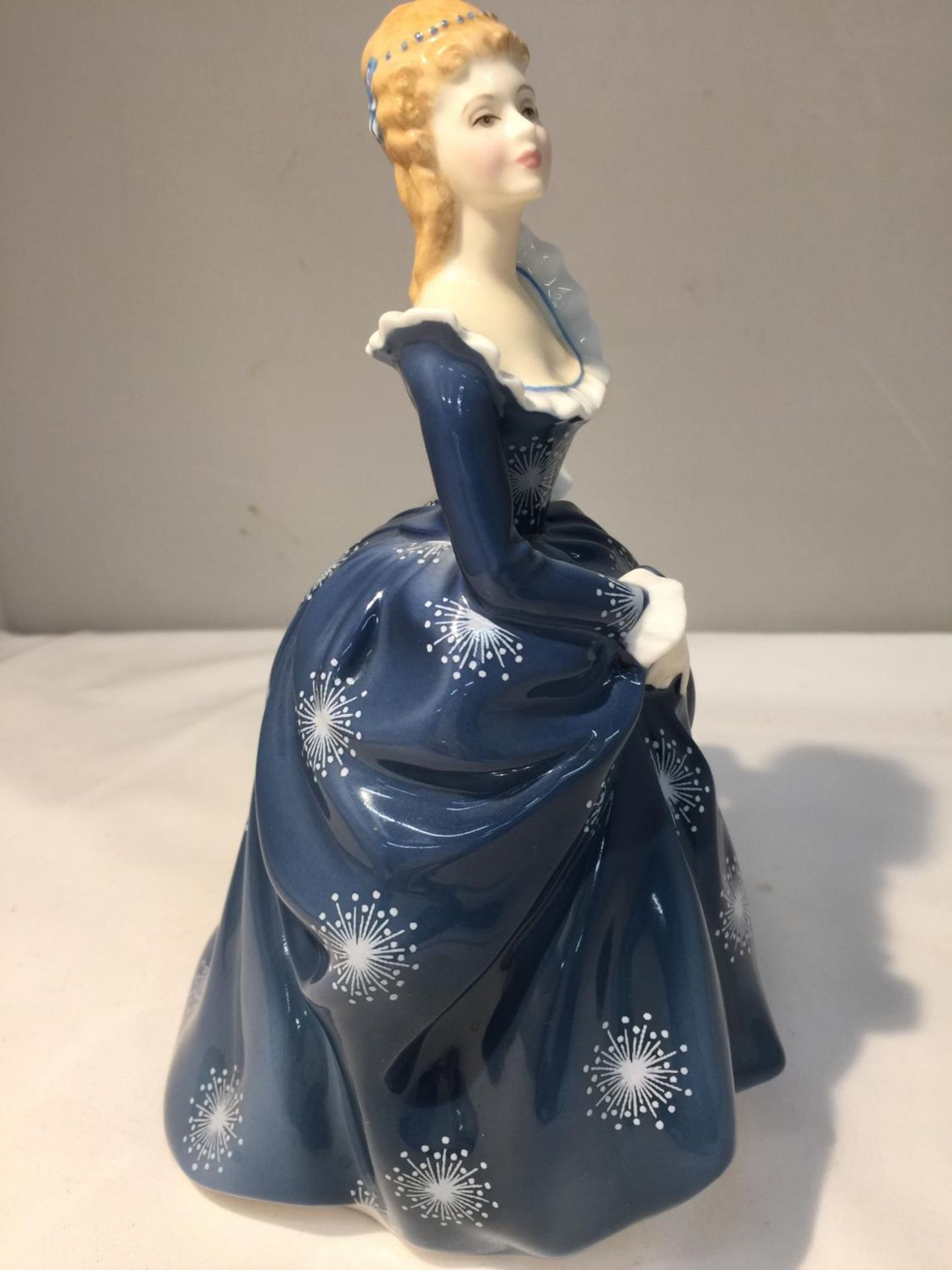 A ROYAL DOULTON FIGURE FRAGRANCE HN 2334 HEIGHT 21CM - Image 3 of 7