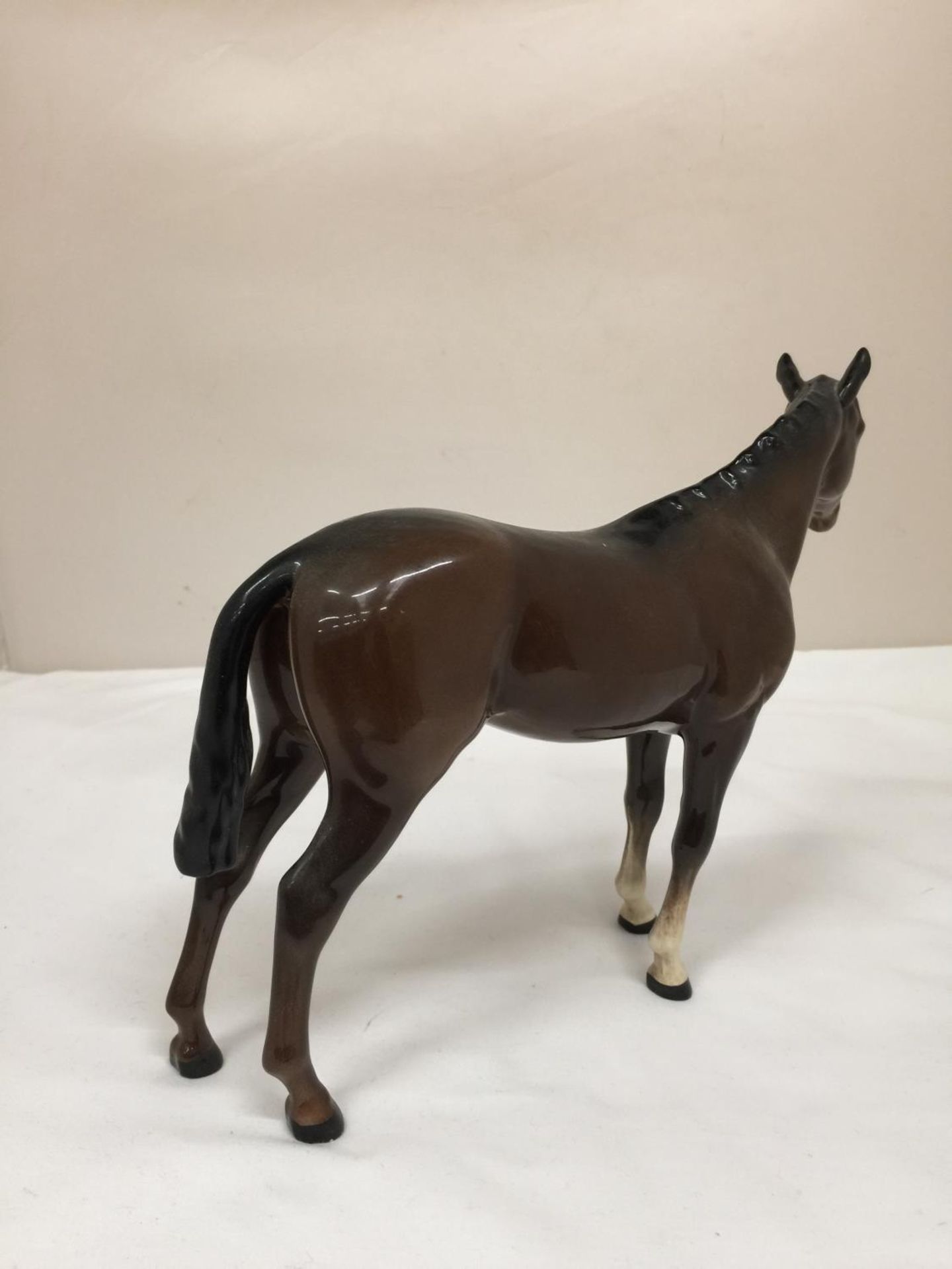 A BESWICK BAY HORSE HEIGHT 20CM - Image 4 of 5