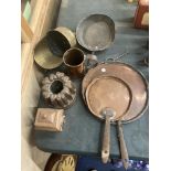 A QUANTITY OF COPPER ITEMS TO INCLUDE TWO SKILLETS, JELLY MOULD, MEASURING SCOOP, TANKARD, ETC