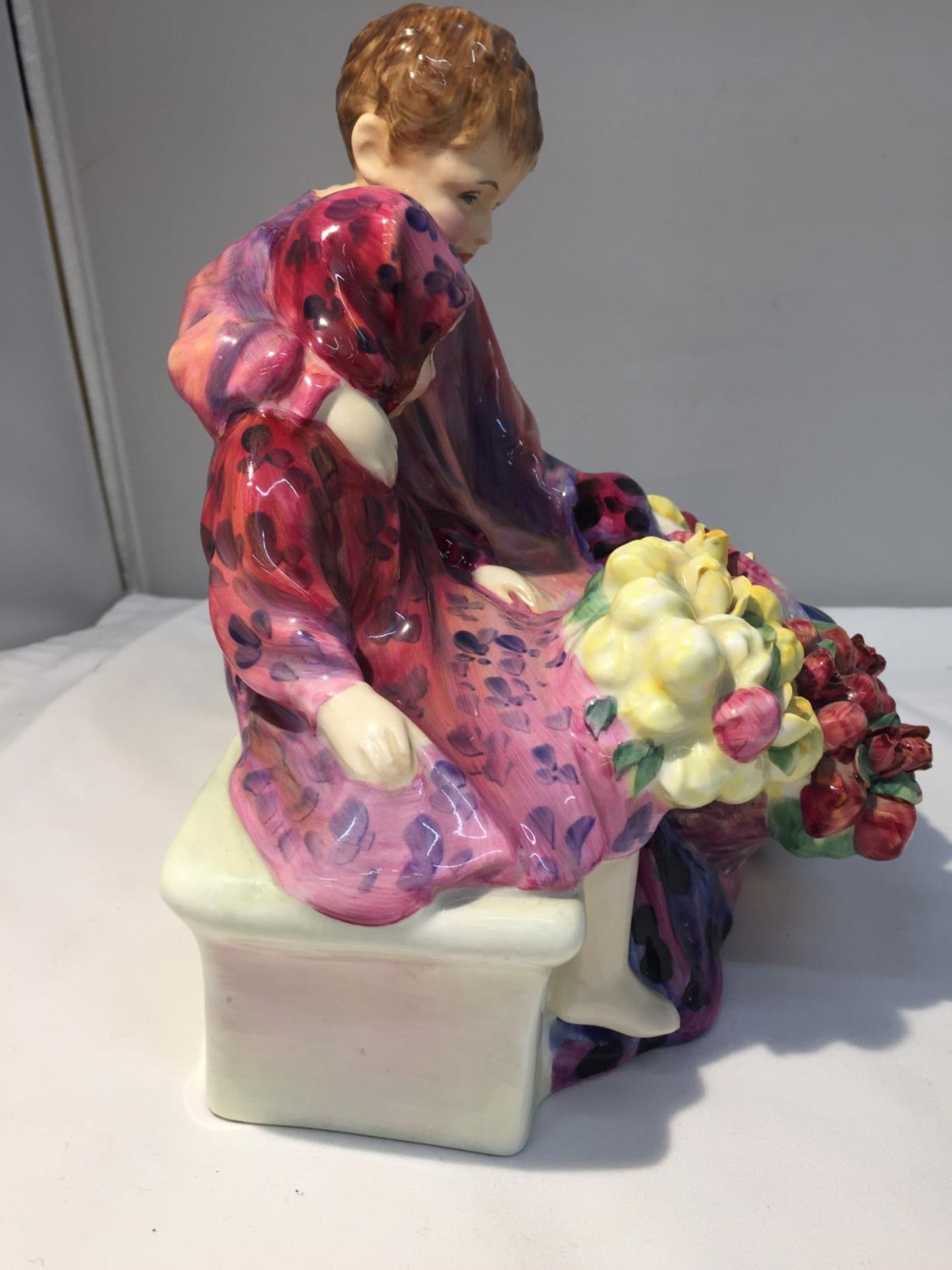 A ROYAL DOULTON FIGURE 'FLOWER SELLERS CHILDREN' HN 1342 HEIGHT APPROX 18CM, WIDTH 17CM - SLIGHT - Image 4 of 9