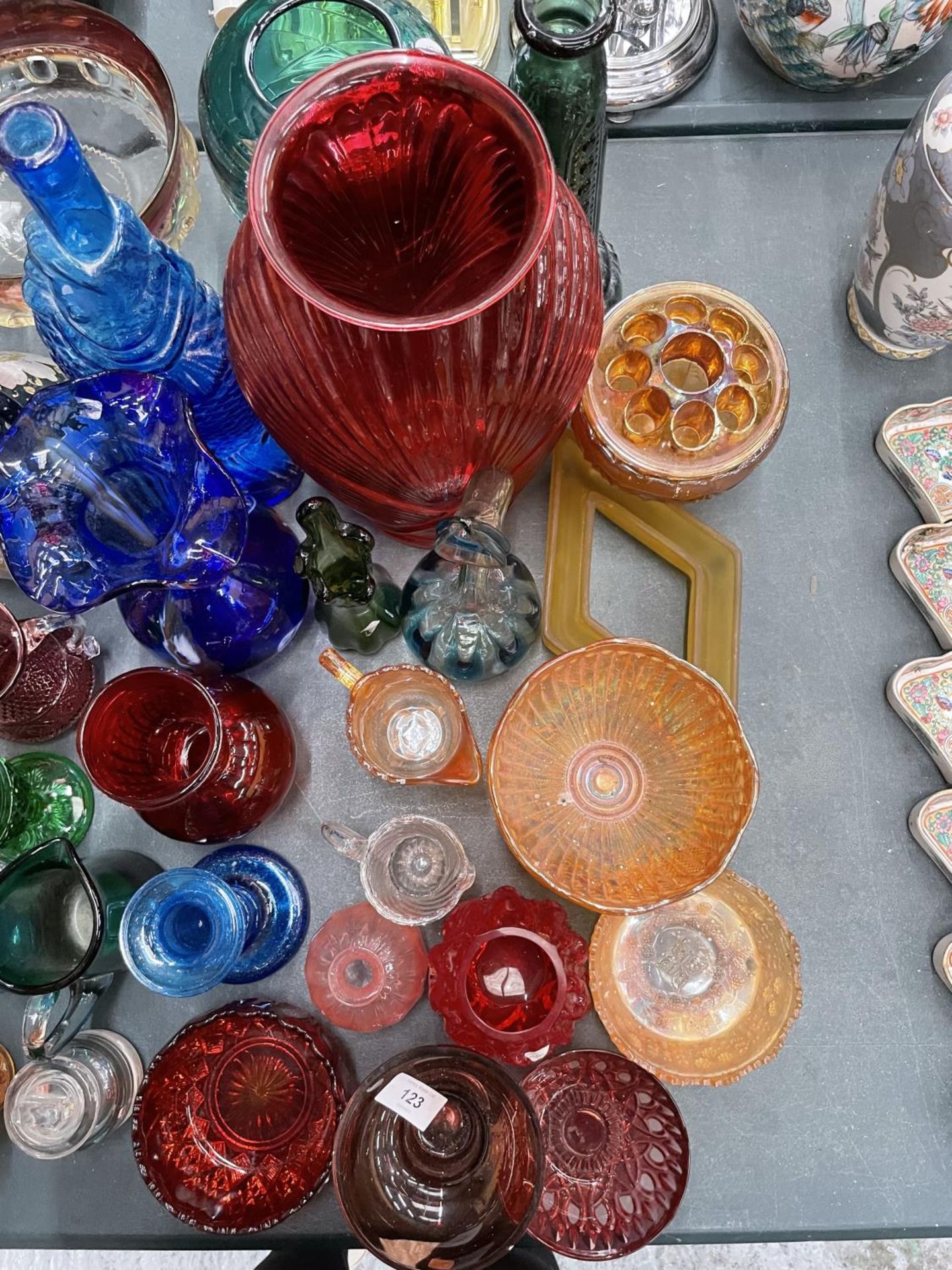 A LARGE QUANTITY OF COLOURED GLASSWARE TO INCLUDE VASES, BOWLS, JUGS, ETC - Image 3 of 9