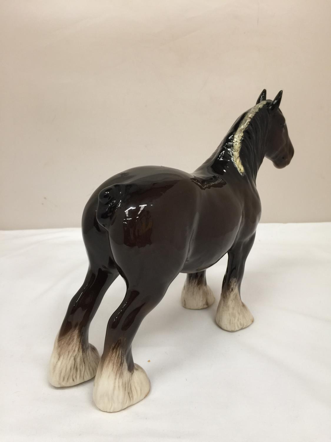 A BESWICK SHIRE HORSE WITH MANE DECORATION HEIGHT 21.5CM - Image 4 of 5
