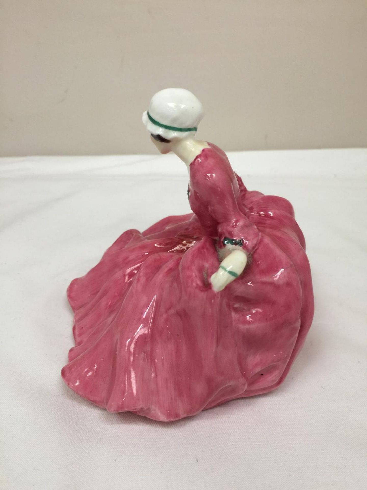 A ROYAL DOULTON FIGURE 'POLLY PEACHAM' HN 549 A/F CRACK TO BASE - Image 4 of 5