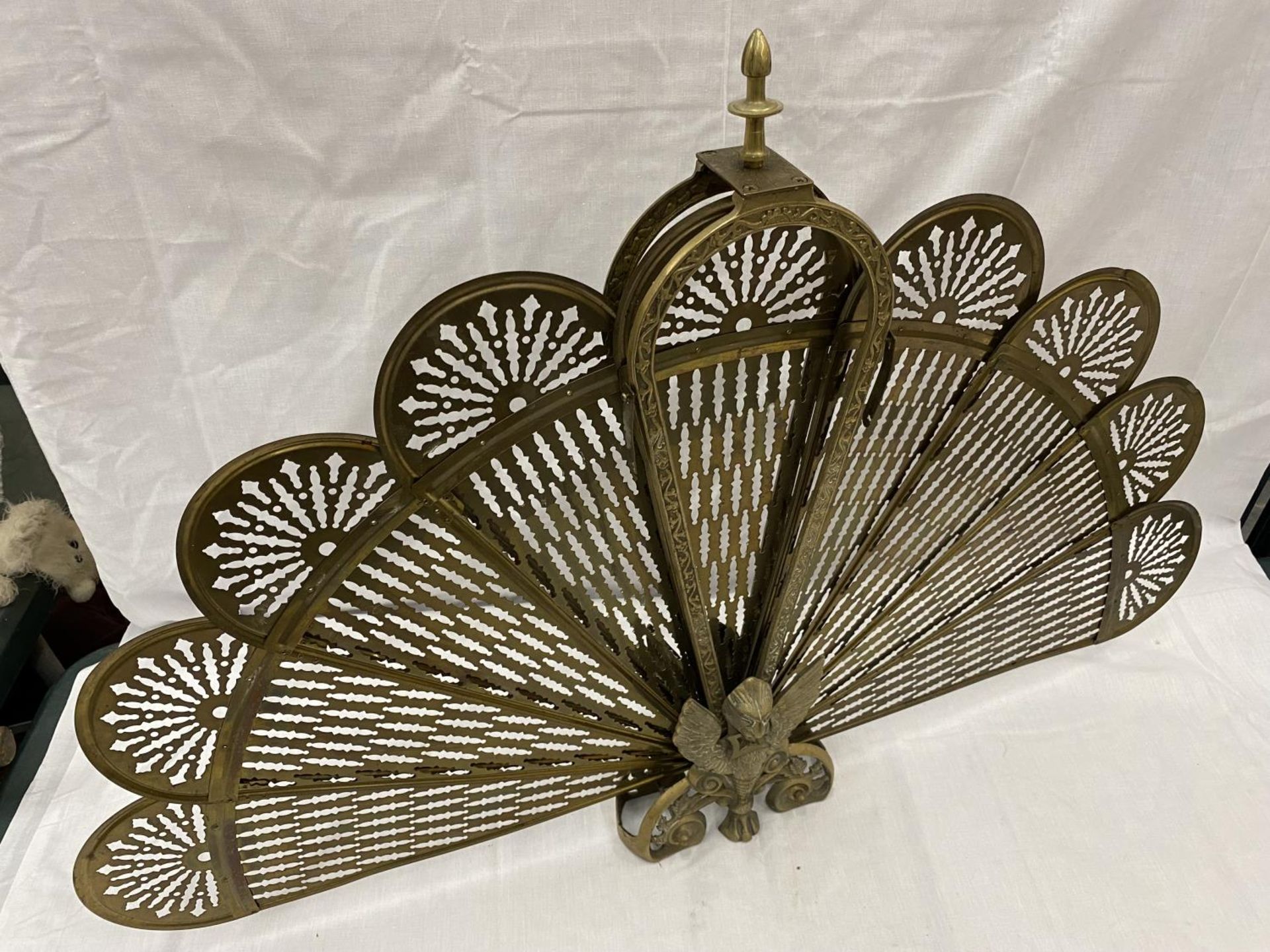 A VINTAGE BRASS PEACOCK FAN FIRE SCREEN WITH WINGED GRIFFIN TO THE BASE, HEIGHT 63CM - Image 7 of 10