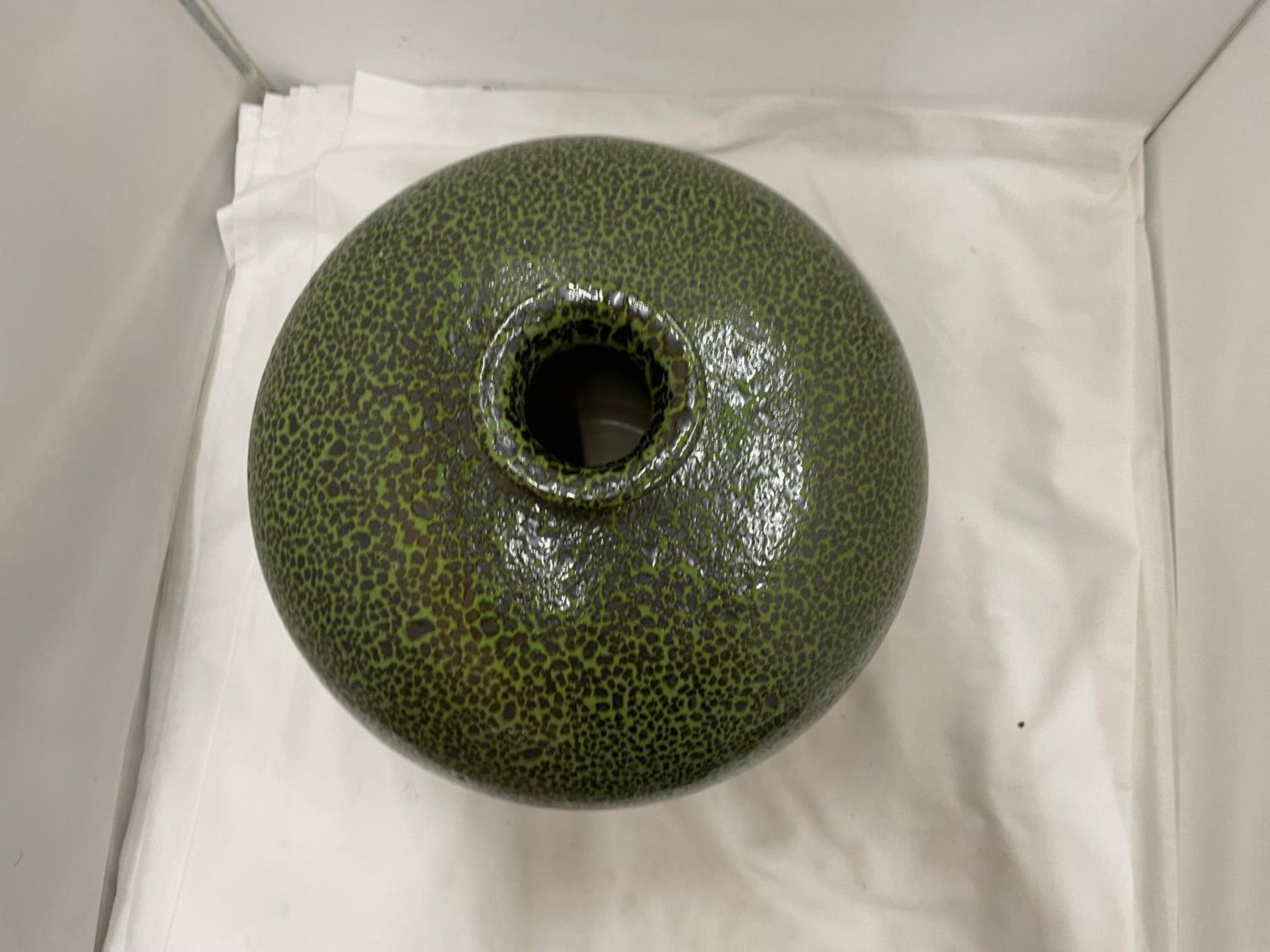 A LARGE MOTTLED GREEN STUDIO POTTERY BULBOUS VASE HEIGHT 30CM - Image 3 of 4