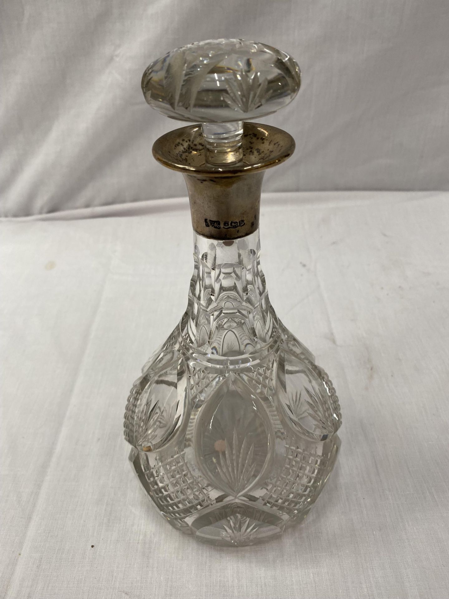 A HALLMARKED SHEFFIELD SILVER DECANTER WITH HOBNAIL DECORATION HEIGHT 25CM