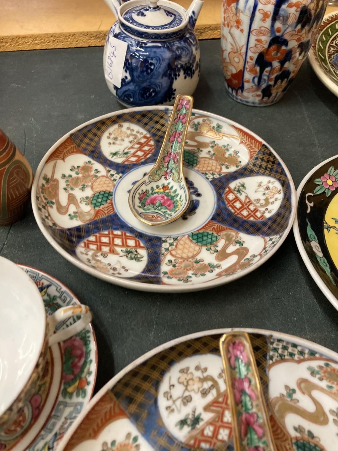 A QUANTITY OF ORIENTAL ITEMS TO INCLUDE PLATES, CUPS, SAUCERS, VASE,ETC - Image 6 of 19