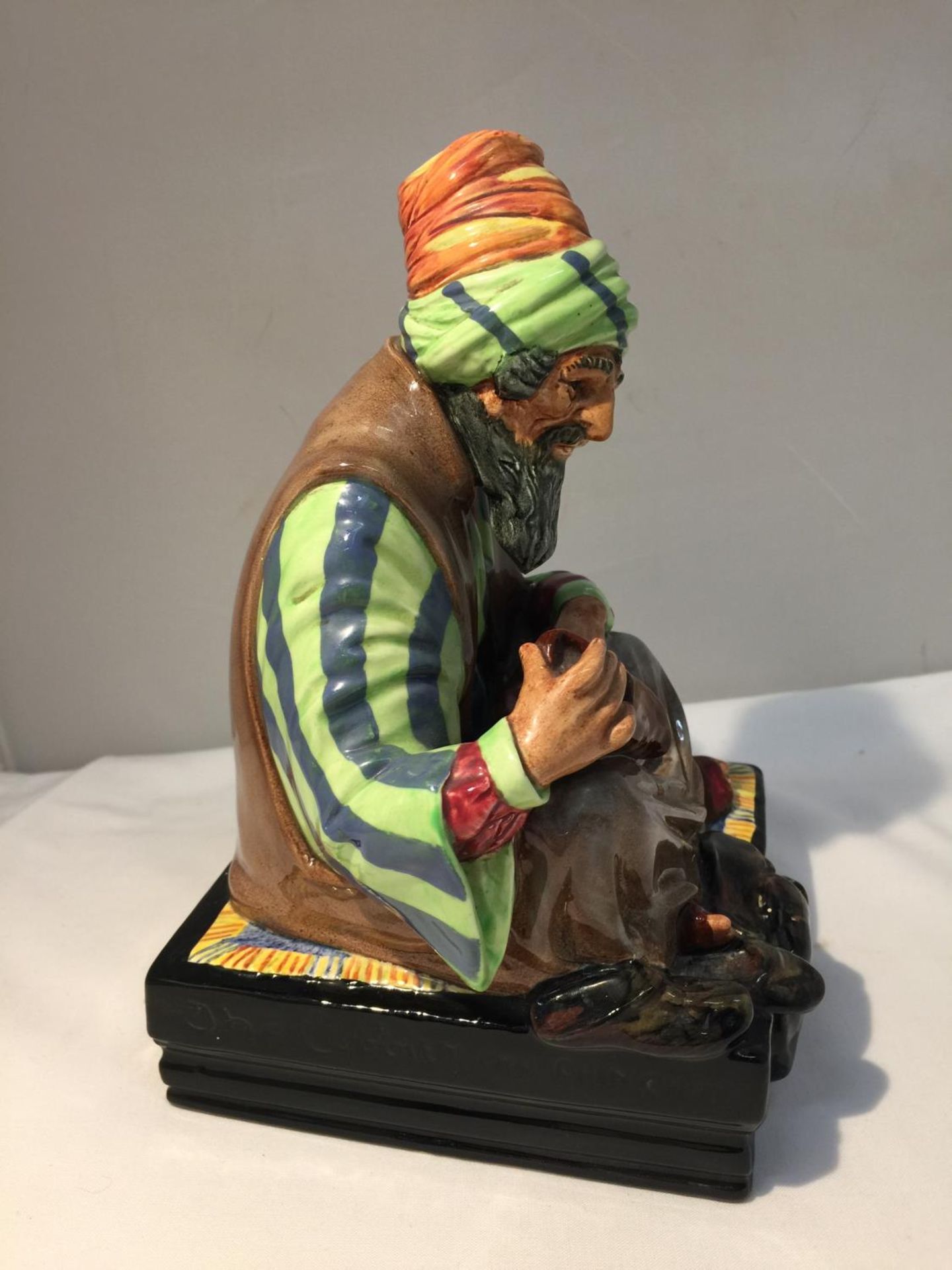 A ROYAL DOULTON FIGURE OF 'THE COBBLER' HN 1706 HEIGHT APPROX 21CM - Image 2 of 7