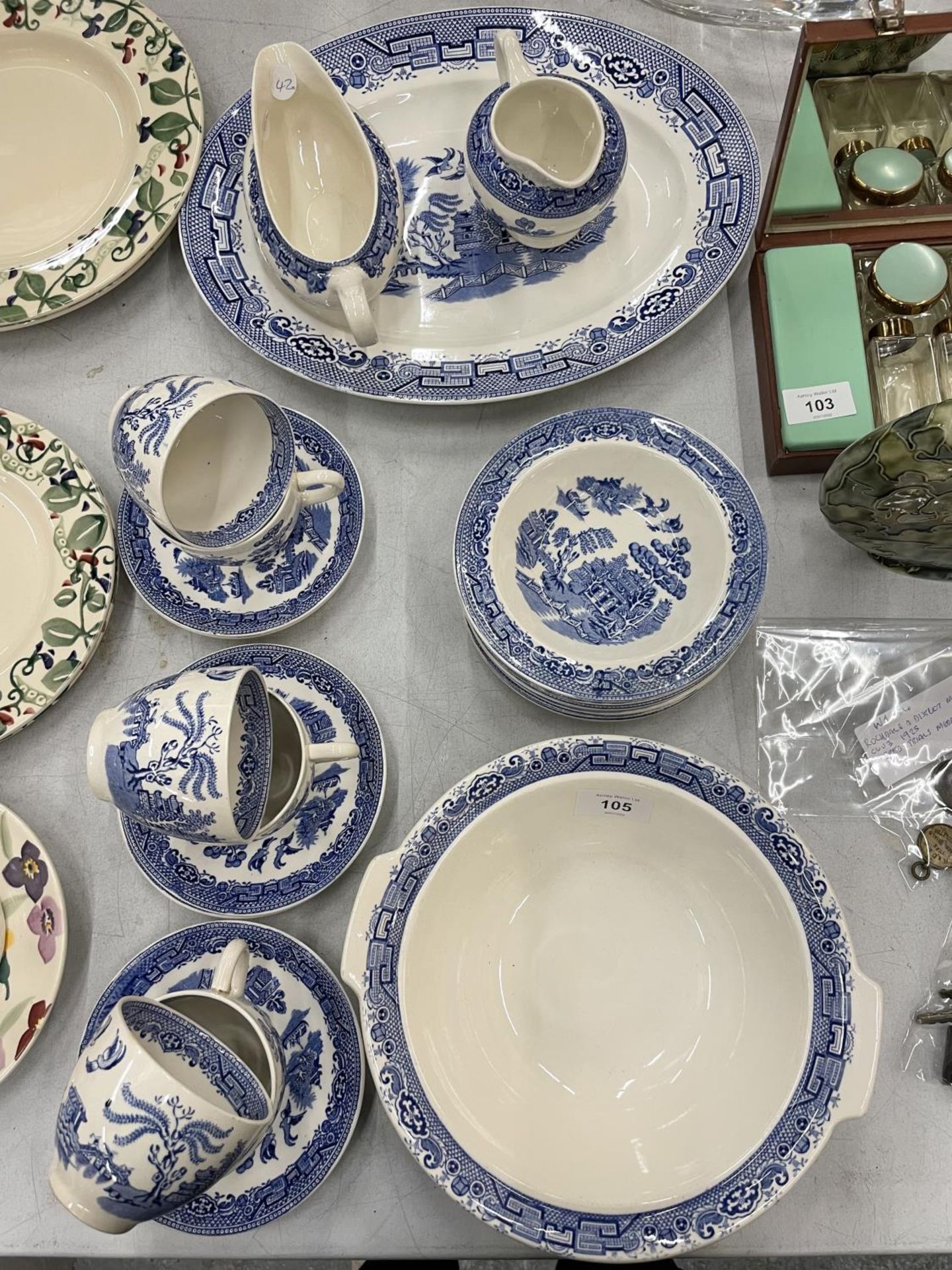 A QUANTITY OF EMPIRE 'OLD WILLOW' PATTERN TO INCLUDE CUPS, SAUCERS, BOWLS, SERVING PLATE SAUCE JUGS,