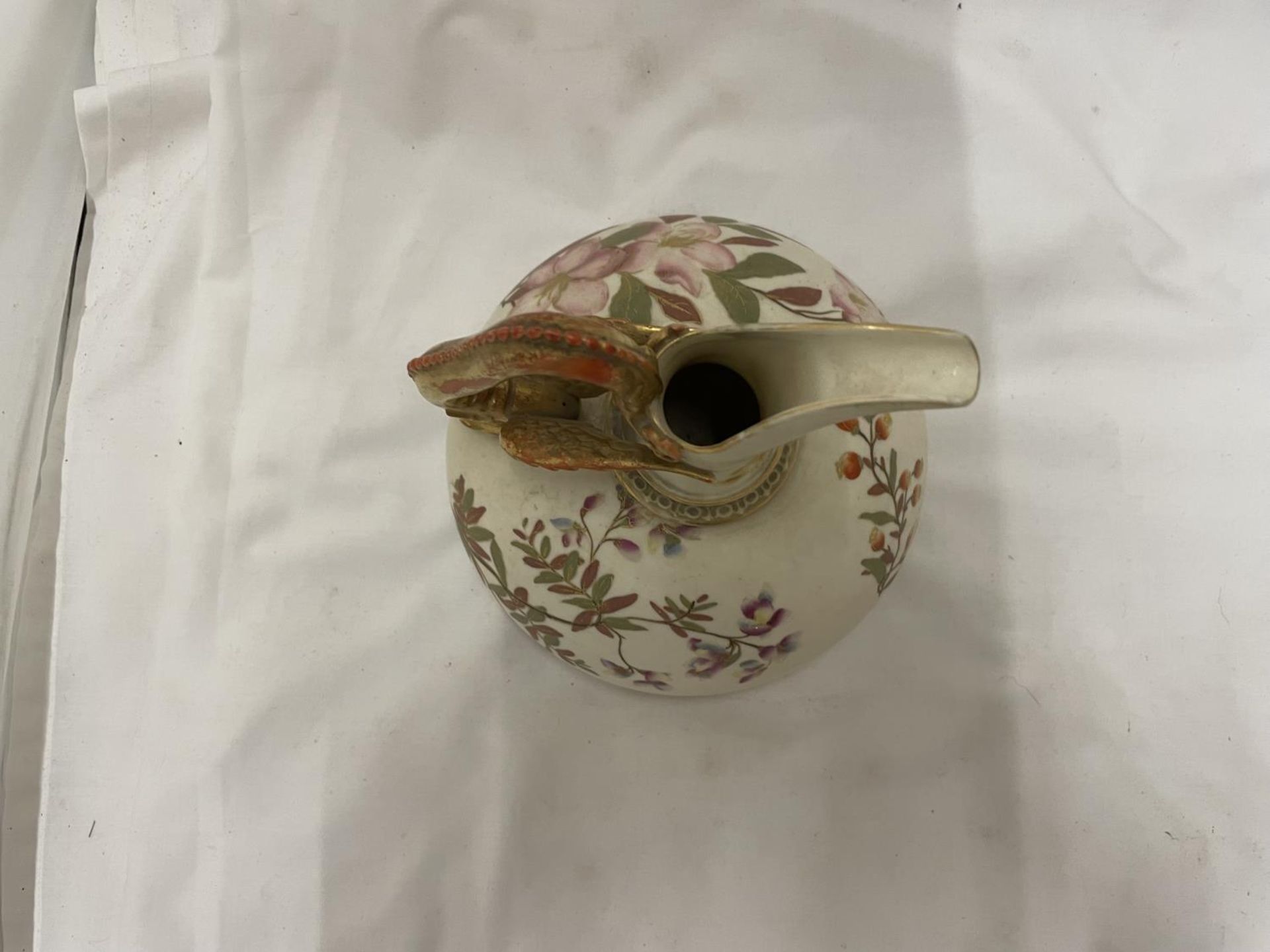 A ROYAL WORCESTER BLUSH IVORY JUG WITH GILT DRAGON SHAPED HANDLE - HANDLE A/F REG NO. 21627 - 1048 - Image 4 of 7