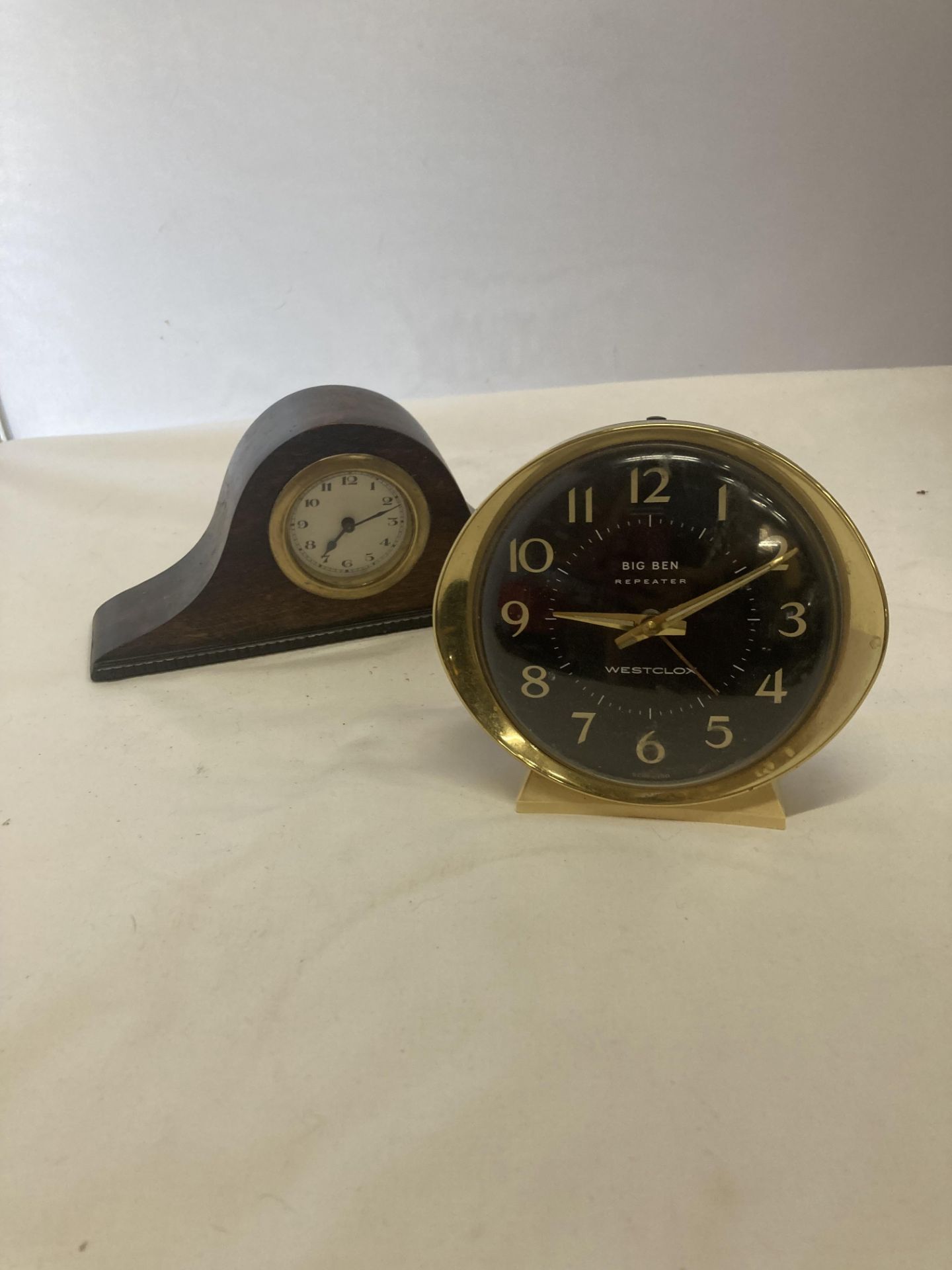 TWO MAHOGANY CASED WALL CLOCKS, A WESTCLOX 'BIG BEN' ALARM CLOCK, A SMITHS VINTAGE ELECTRIC MANTLE - Image 8 of 21