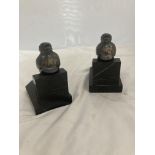 A PAIR OF ART DECO BOOKENDS WITH A MARBLE BASE AND WHITE METAL BIRDS, HEIGHT 14CM