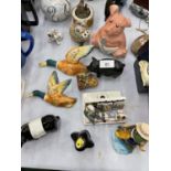 A QUANTITY OF CERAMIC ITEMS TO INCLUDE A SADLER CAR, PIG MONEY BOXES, WALL MOUNTED FLYING