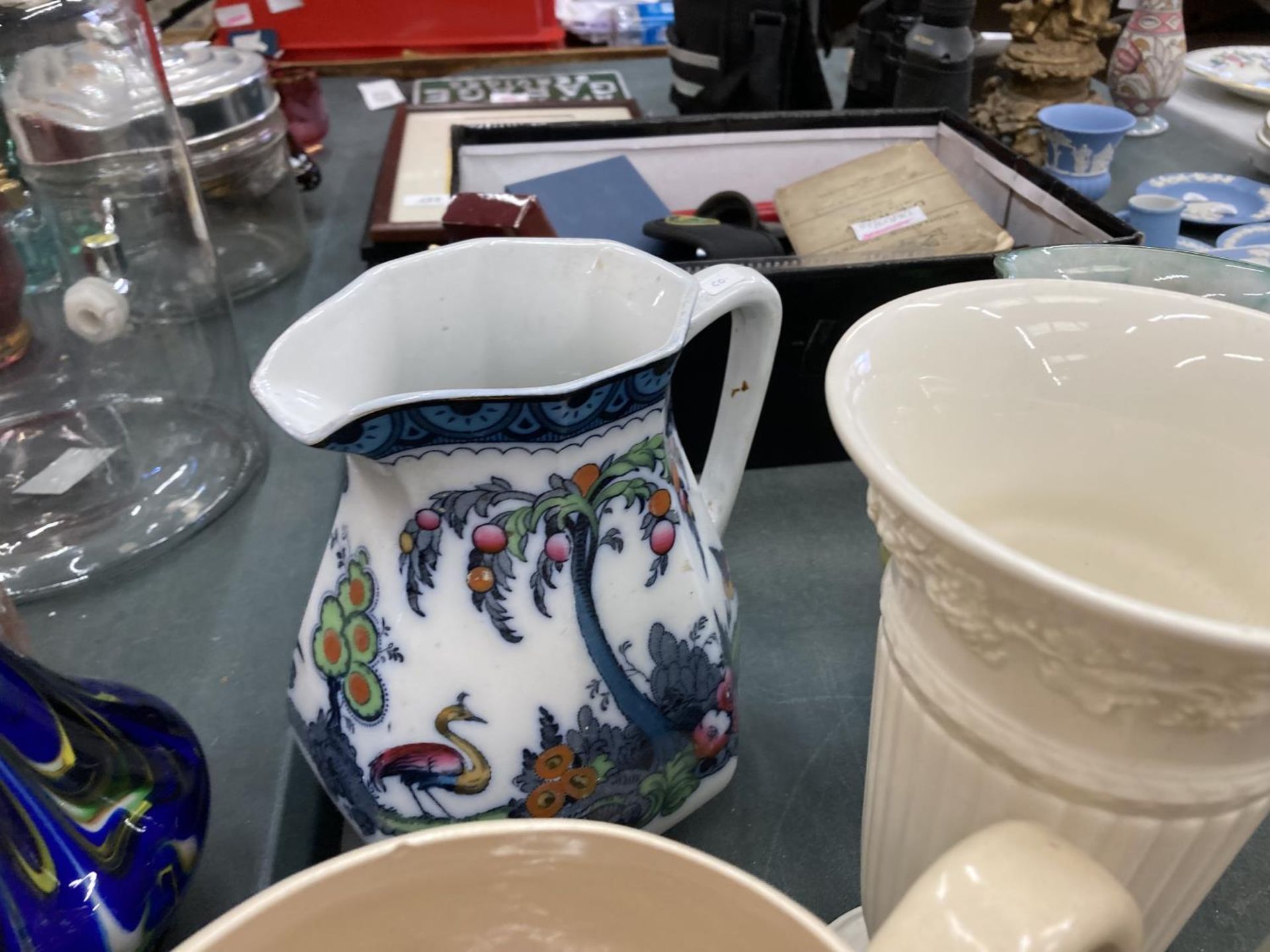 A VARIETY OF CERAMICS TO INCLUDE A VINTAGE INDIAN TREE BOWL TOGETHER WITH LARGE JUG DEPICTING - Image 19 of 24