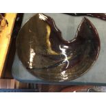 A LARGE AMBER AND BROWN GLASS WALL HANGING (LENGTH 52CM)