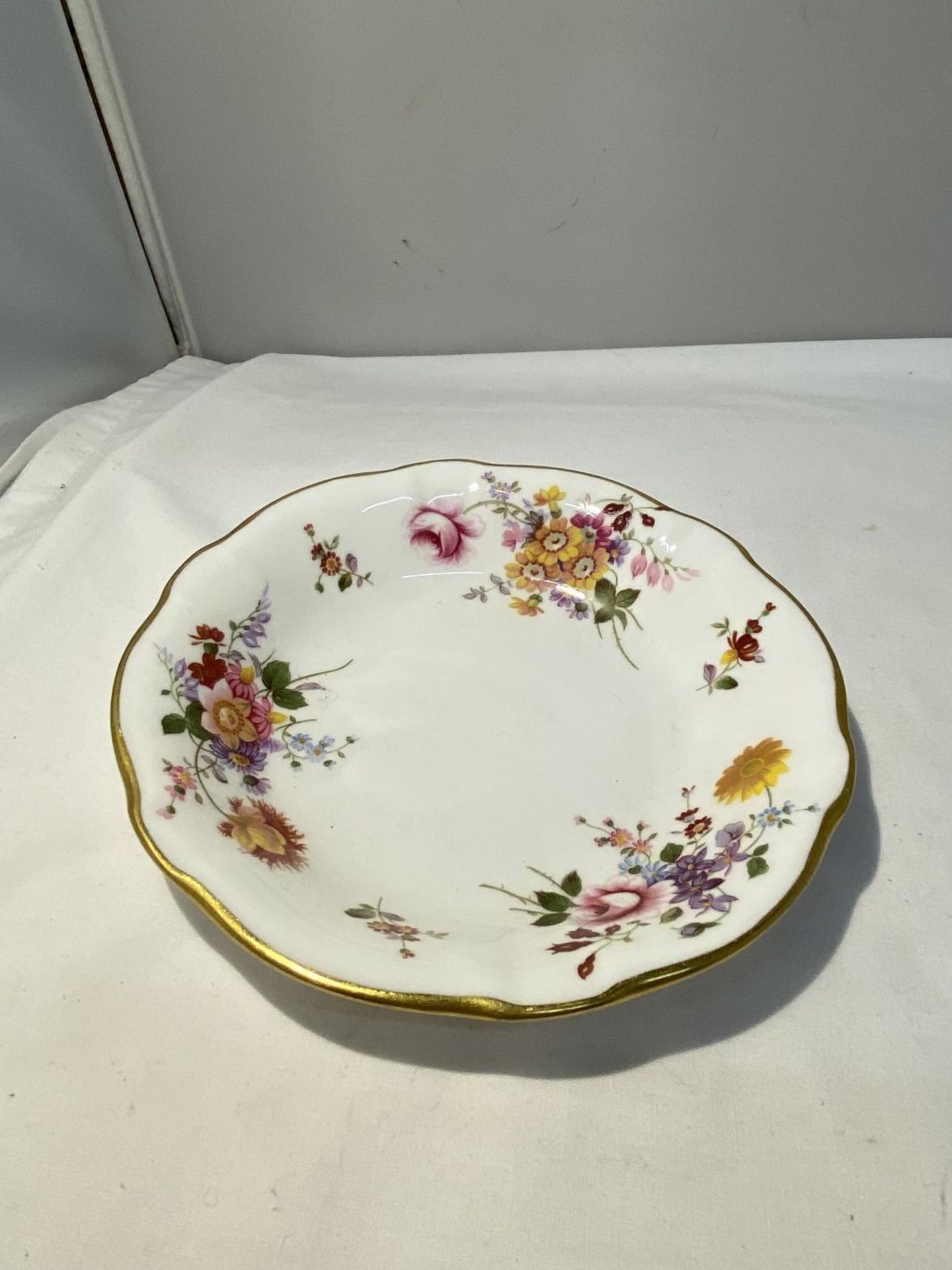 A ROYAL CROWN DERBY 'DERBY POSIES' BOWL DIAMETER 16CM AND THREE ROYAL CROWN DERBY PLATES DIAMETER - Image 3 of 6