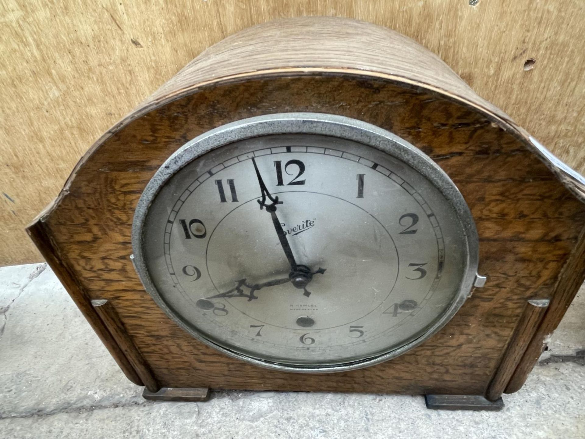 AN OAK CASED MANTLE CLOCK, VINTAGE TAPS AND A CAST PAN - Image 2 of 3