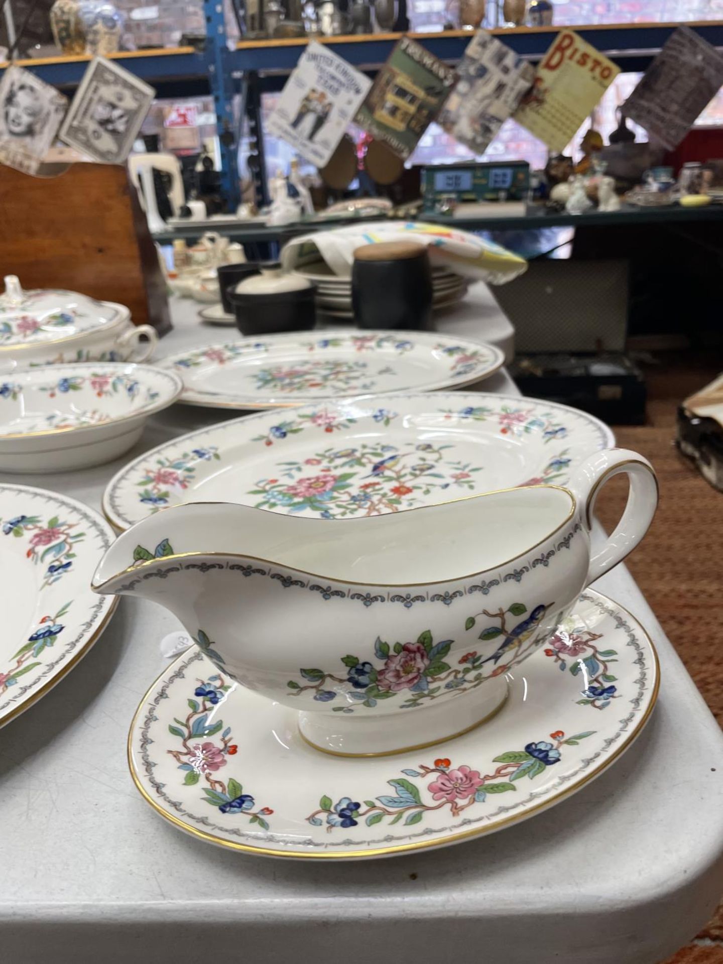 A QUANTITY OF AYNSLEY 1ST QUALITY 'PEMBROKE' CHINA TO INCLUDE A LIDDED TUREEN, SERVING PLATES AND - Image 4 of 5