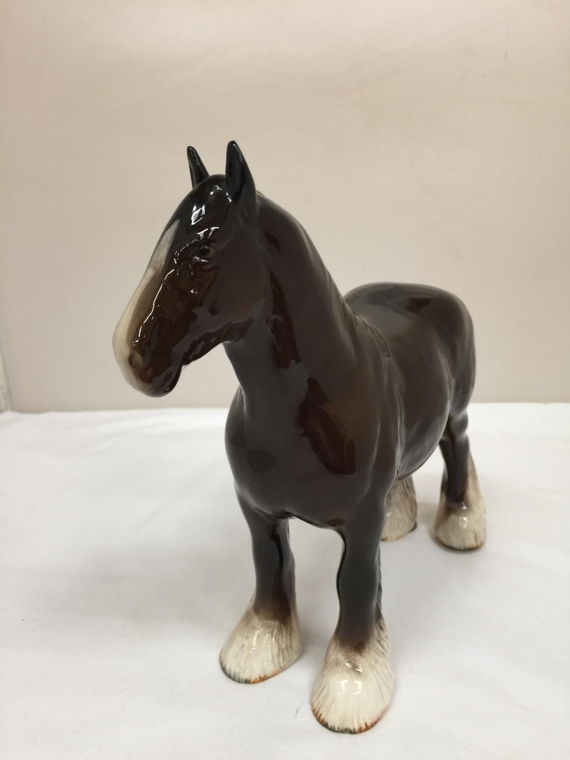 A BESWICK SHIRE HORSE WITH MANE DECORATION HEIGHT 21.5CM - Image 2 of 5