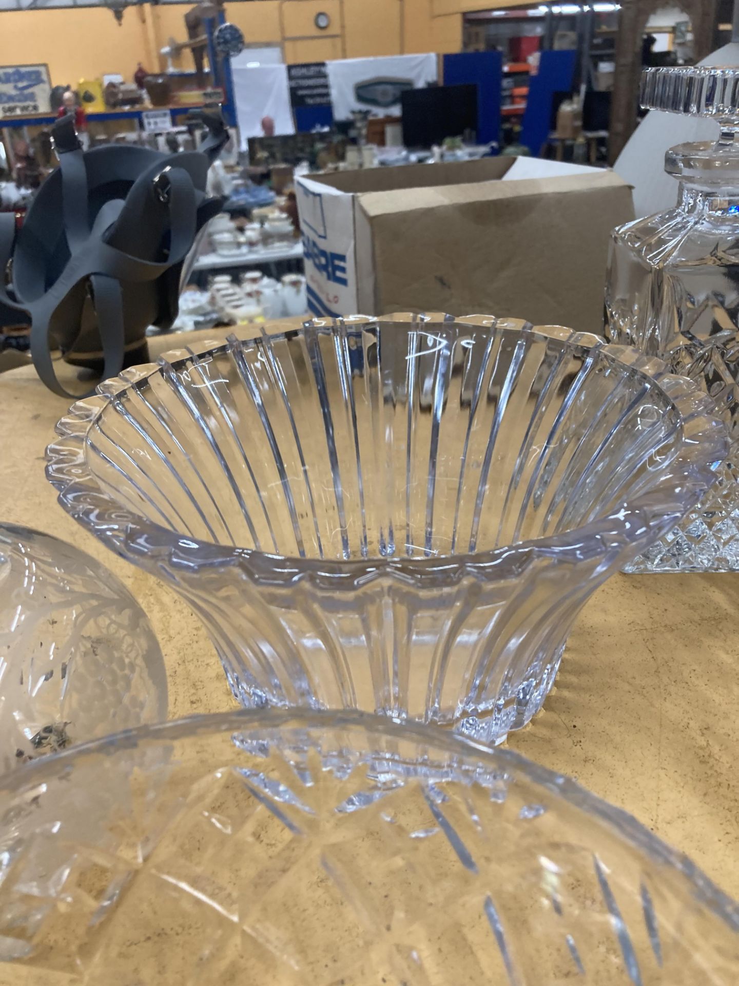 A QUANTITY OF LEAD CUT CRYSTAL GLASS TO INCLUDE DECANTERS, BOWLS AND A BASKET - Image 7 of 15