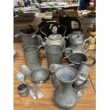 A COLLECTION OF PEWTER WARE TO INCLUDE TEAPOTS, TANKARDS, JUGS, ETC