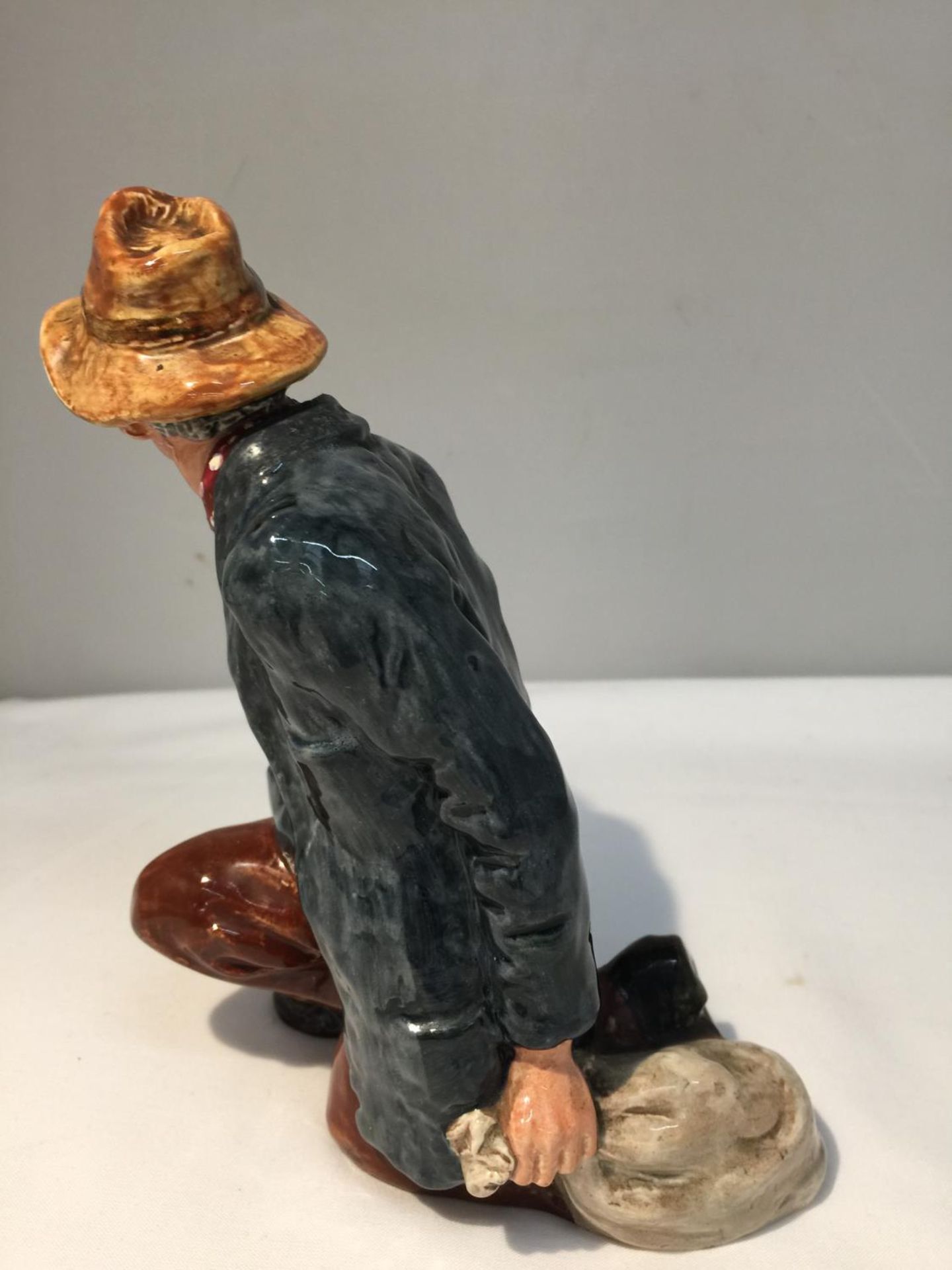 A ROYAL DOULTON FIGURE 'THE POACHER' HN 2043 HEIGHT 16CM - Image 2 of 7