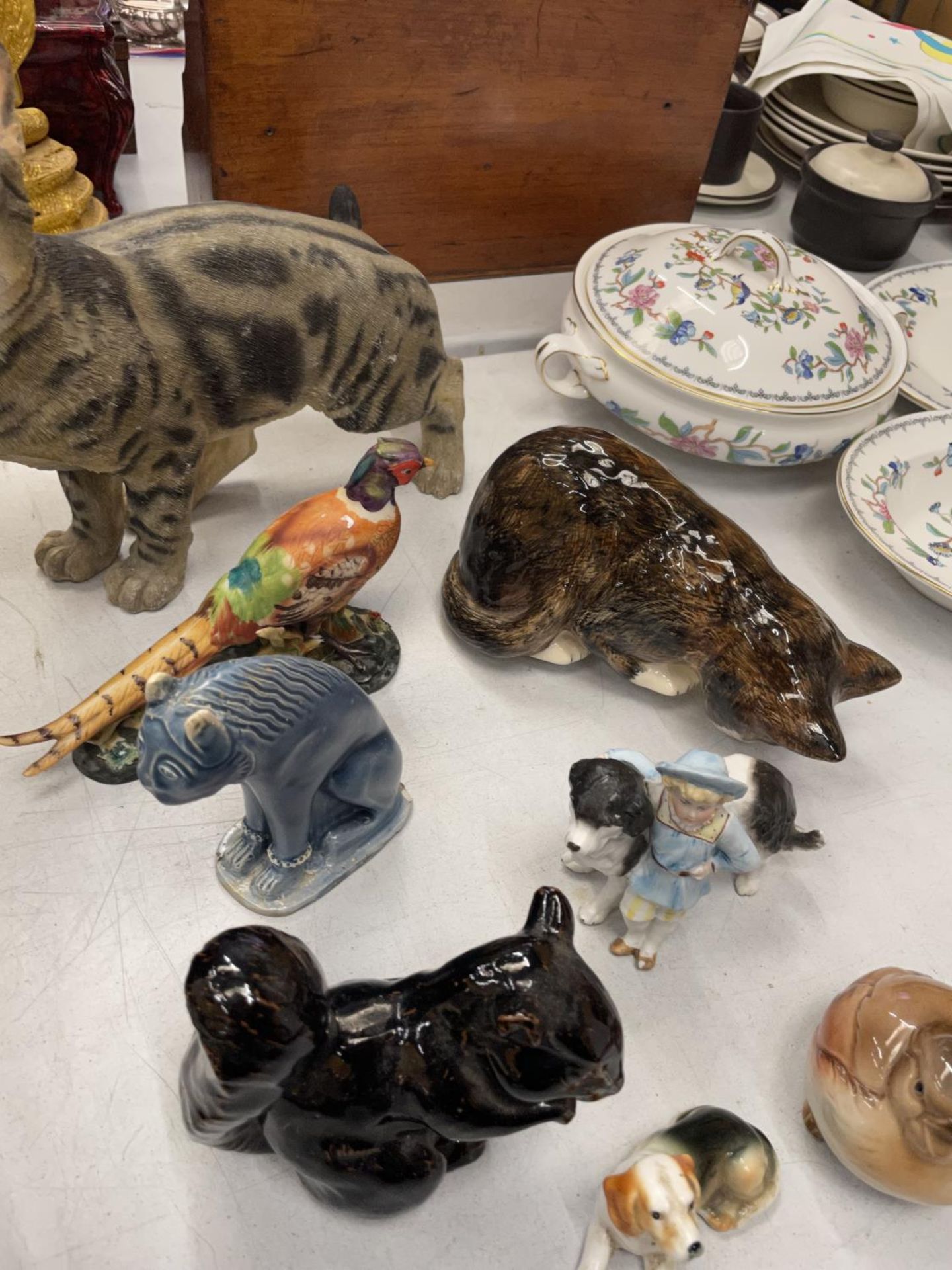 A QUANTITY OF CERAMIC AND RESIN ANIMAL FIGURES TO INCLUDE A LARGE TABBY CAT HEIGHT 27CM, LENGTH - Image 7 of 7