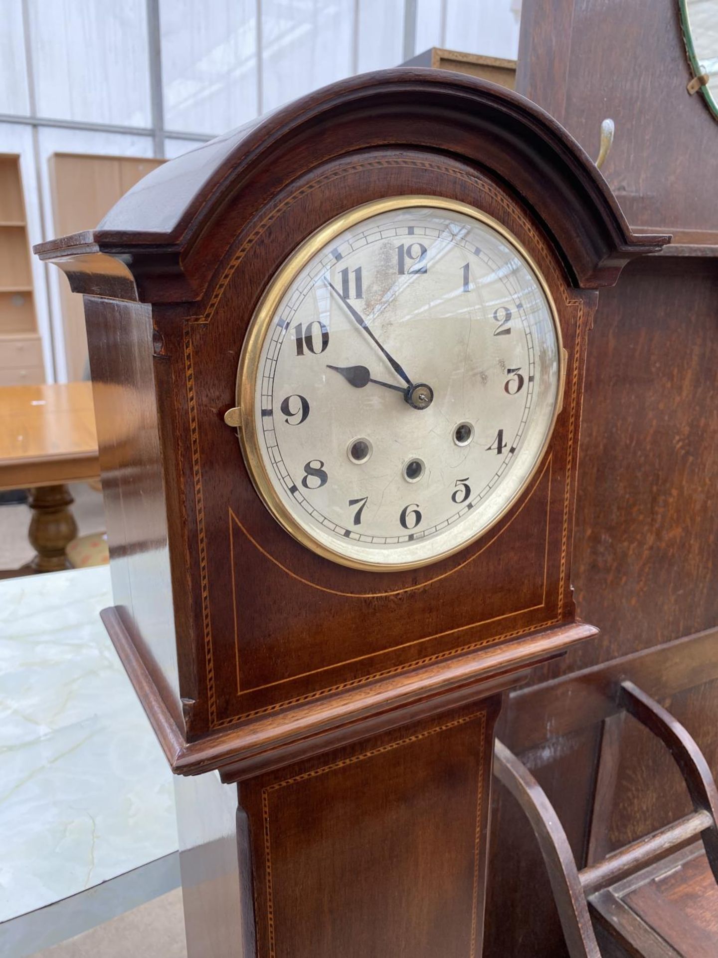 AN EDWARDIAN MAHOGANY AND INLAID GRANDMOTHER CLOCK, 11.5" WIDE, 52.5" HIGH - Image 2 of 6