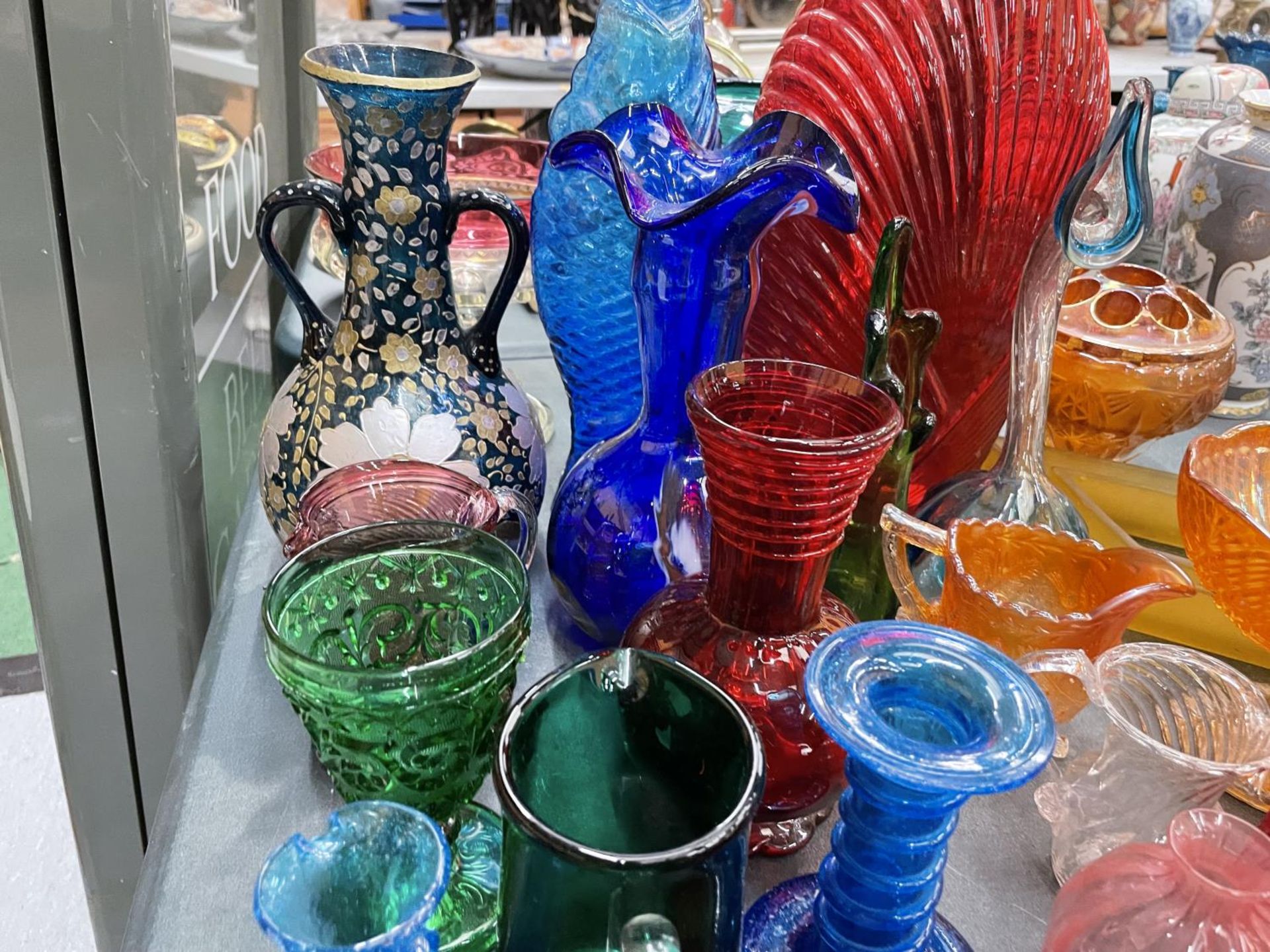 A LARGE QUANTITY OF COLOURED GLASSWARE TO INCLUDE VASES, BOWLS, JUGS, ETC - Image 7 of 9