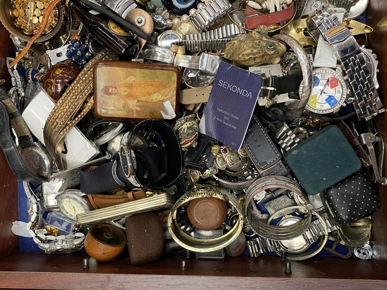 A MAHOGANY GLASS TOPPED DISPLAY CASE CONTAINING A LARGE QUANTITY OF COLLECTABLE ITEMS TO INCLUDE - Image 8 of 12