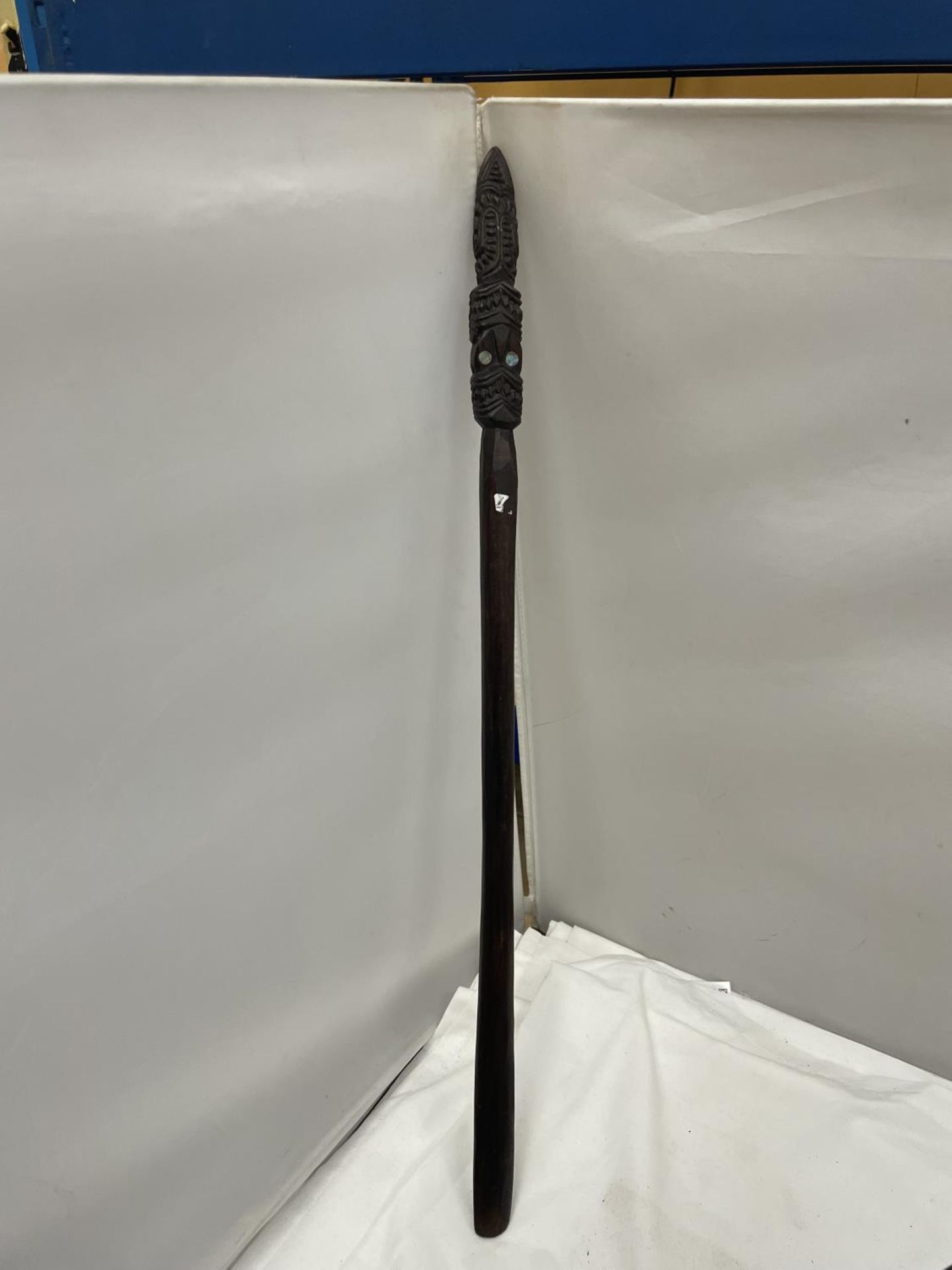 A VINTAGE RAPIER SWORD LENGTH APPROX 89CM AND A HAND CARVED AFRICAN WEAPON LENGTH 59CM - Image 7 of 7