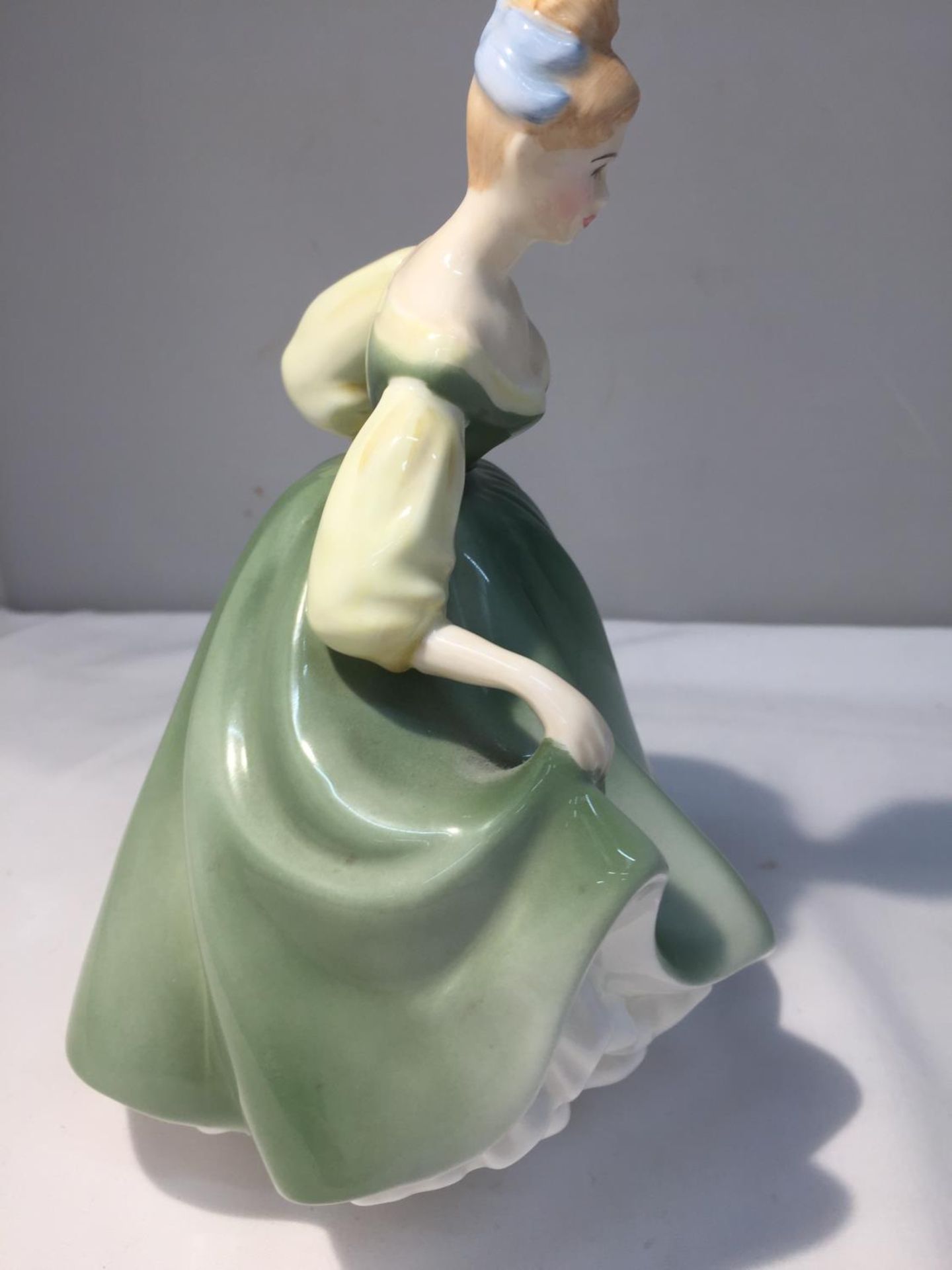 A ROYAL DOULTON FIGURE 'FAIR LADY' HEIGHT 20CM - A/F SMALL CHIP TO SKIRT OF DRESS - Image 3 of 6