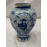 AN ANTIQUE CHINESE BLUE AND WHITE VASE HEIGHT 18CM - A/F SOME CHIPS AND DAMAGE TO THE PAINTWORK