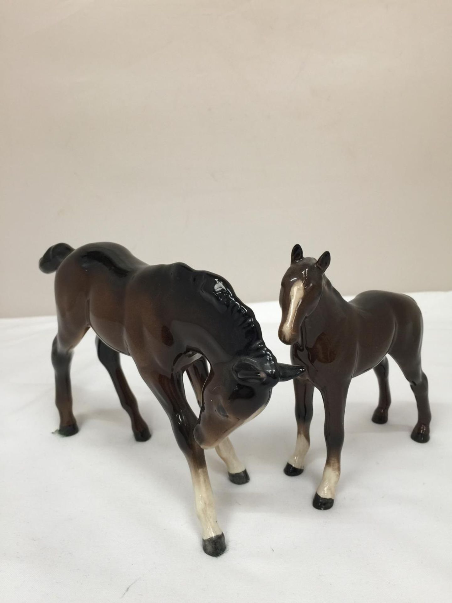 TWO BESWICK BAY FOALS HEIGHT 11.5CM AND 11CM