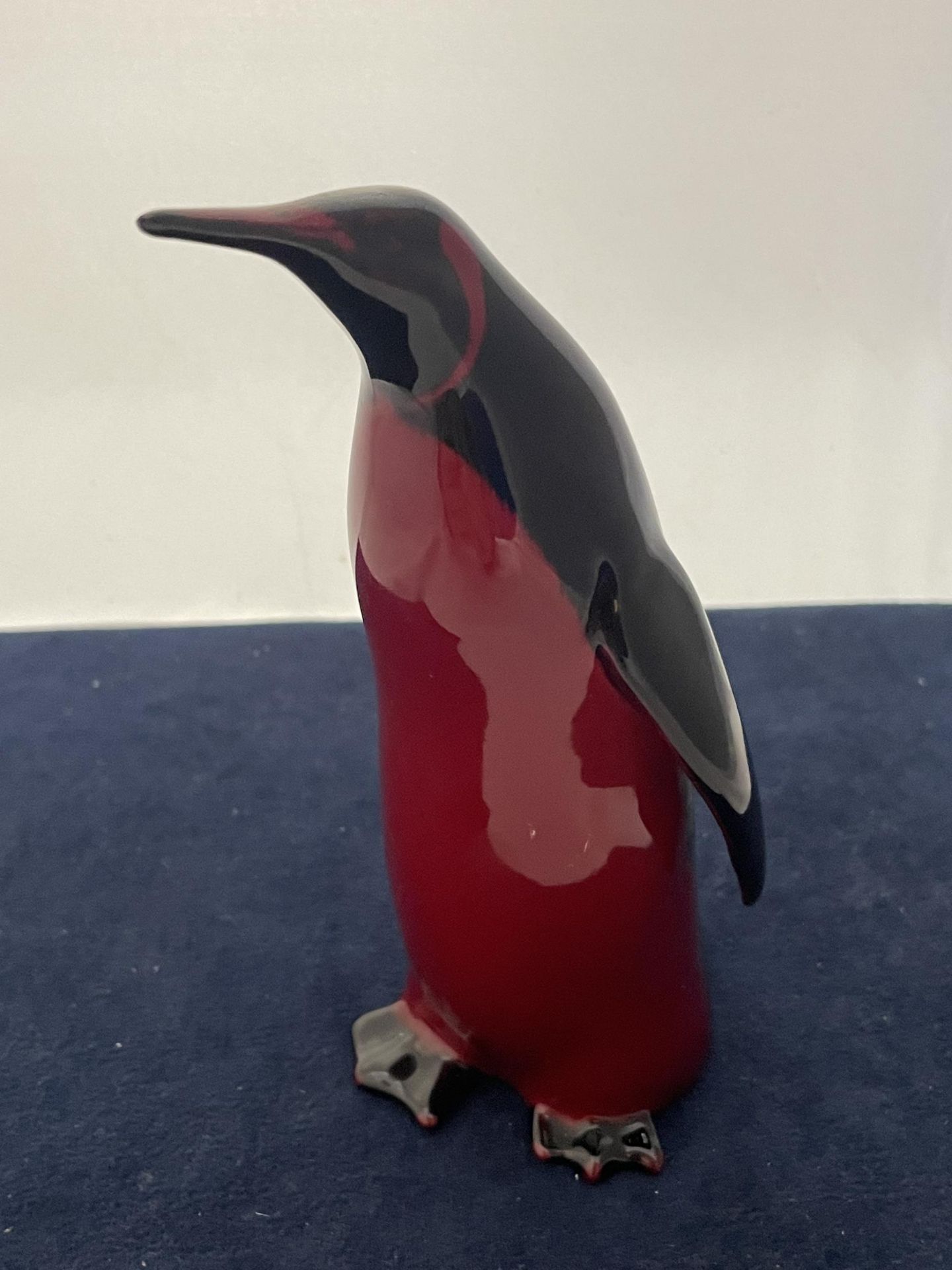 A ROYAL DOULTON FLAMBE PENGUIN - 15 CM - Image 2 of 4