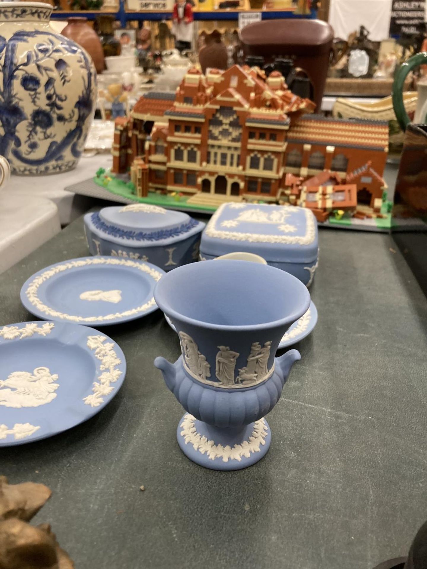 SEVEN PIECES OF WEDGWOOD JASPERWARE TO INCLUDE TRINKET BOXES, PIN TRAYS, ETC - Image 6 of 12