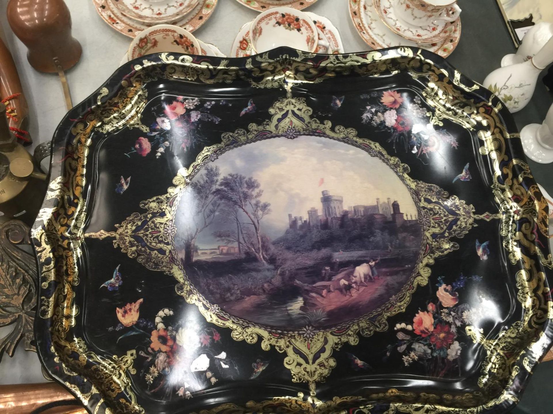 A DECORATIVE TIN TRAY WITH A CASTLE SCENE - Image 2 of 4