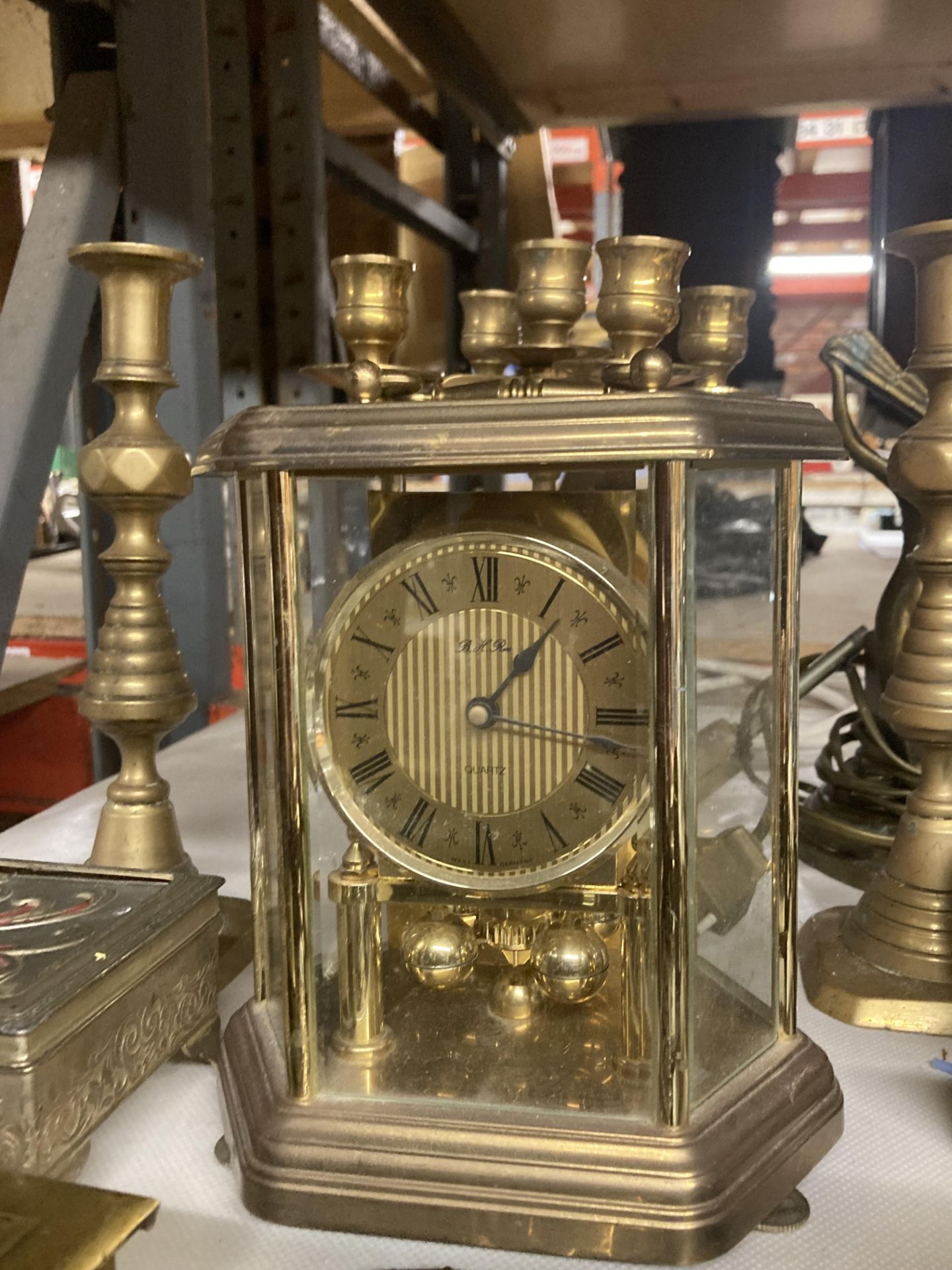 A LARGE COLLECTION OF BRASS ITEMS TO INCLUDE CANDLESTICKS, ANNIVERSARY CLOCK, BOXES, TAPS, VINTAGE - Image 6 of 6