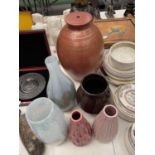 A QUANTITY OF STUDIO POTTERY AND ART GLASS TO INCLUDE VASES, A LAMP BASE, ETC