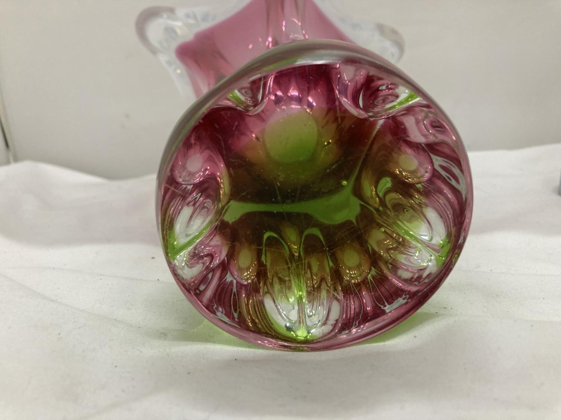 A MURANO STYLE HEAVY ART GLASS VASE WITH GRADUATING COLOURS OF GREEN, CRANBERRY AND ACID WHITE - - Image 16 of 17