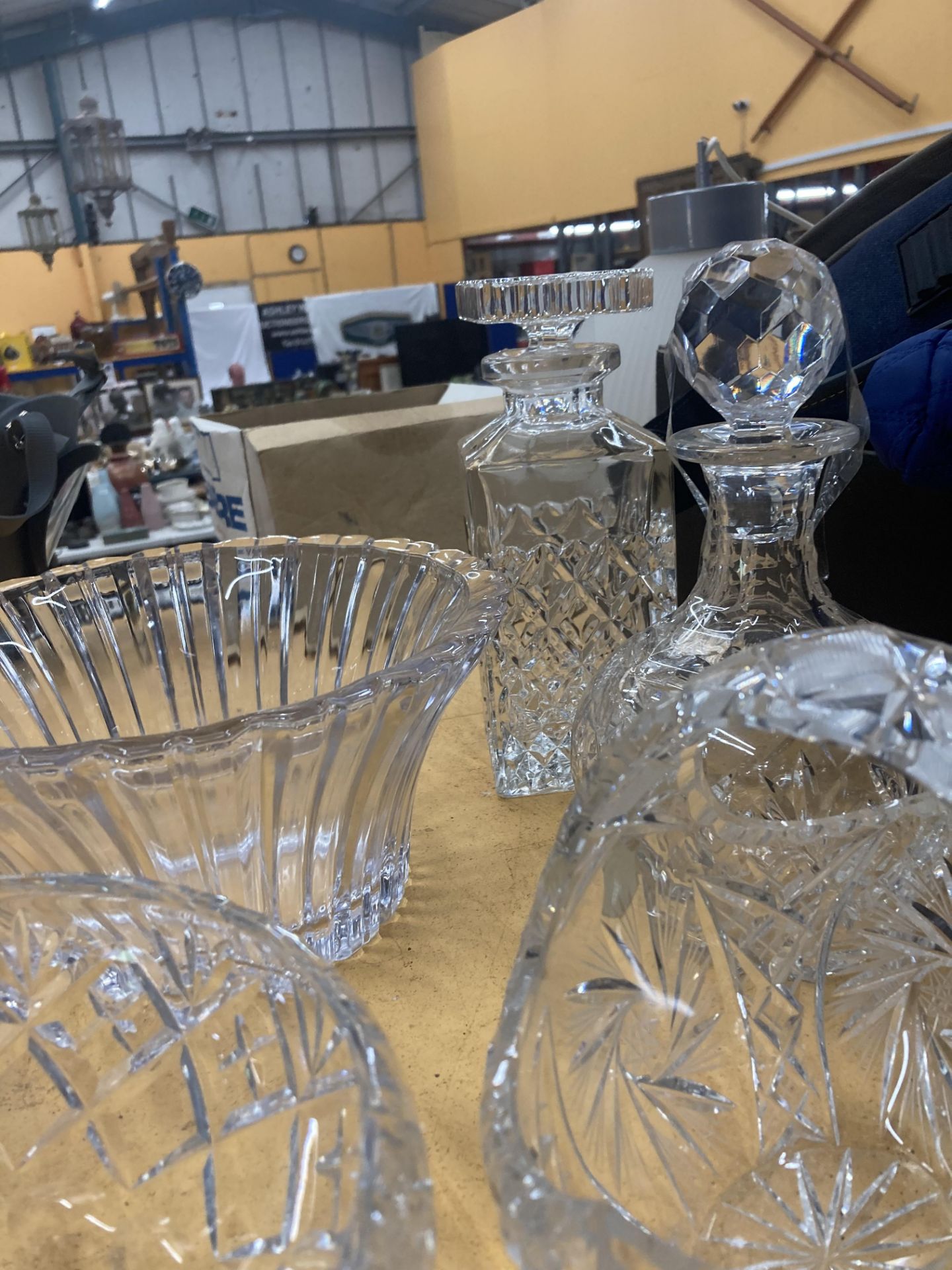 A QUANTITY OF LEAD CUT CRYSTAL GLASS TO INCLUDE DECANTERS, BOWLS AND A BASKET - Image 15 of 15
